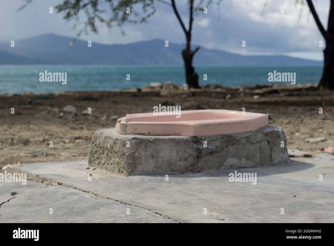 Docs on Earthquake & Tsunami in Palu, Central Sulawesi, Indonesien, 2018. Früher war es eine Toilette mit Ziegelwand, was jetzt übrig ist, ist der Schrank. Stockfoto