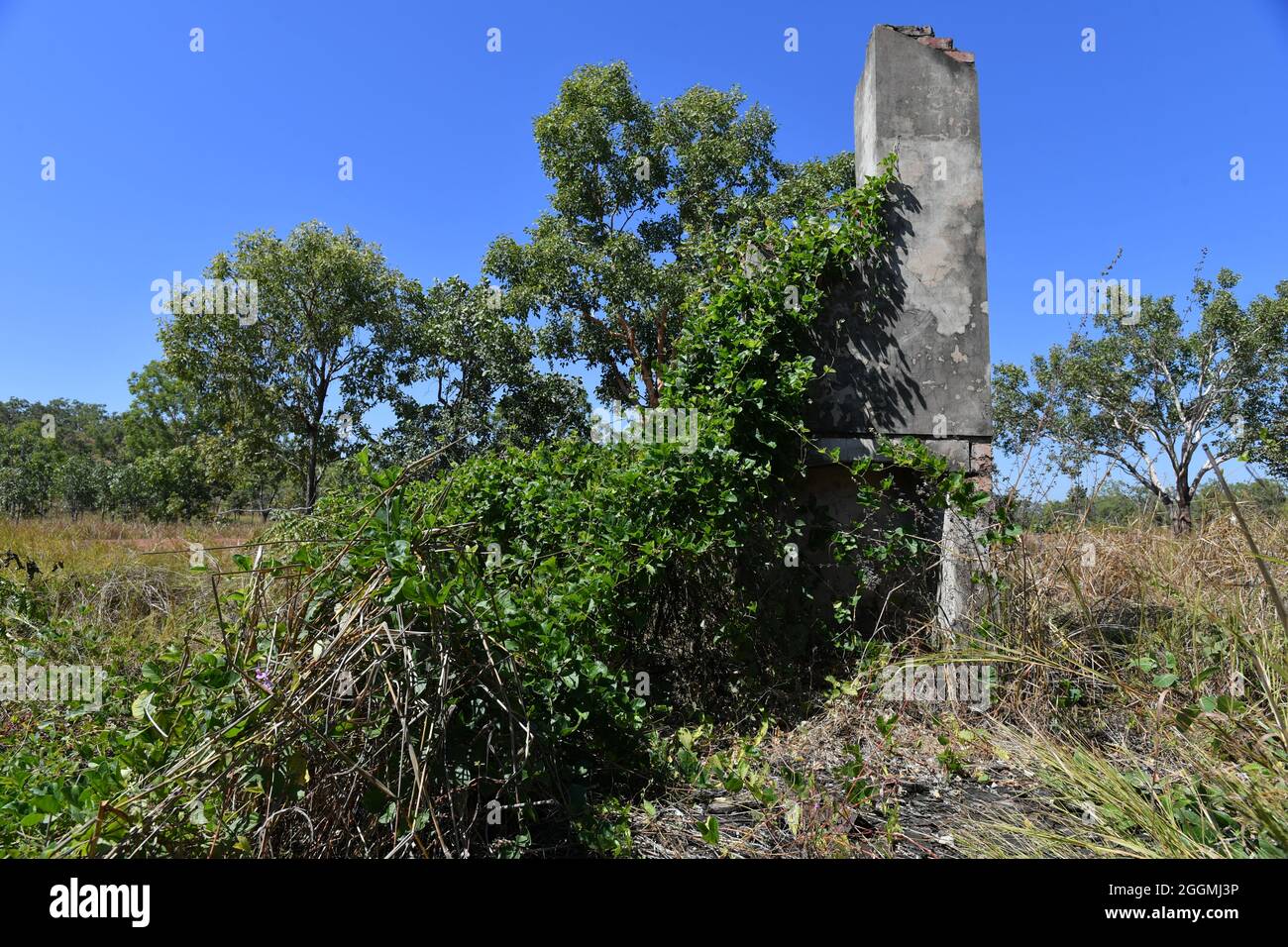 Alte Schornsteinreliquie aus der historischen Bergbaustadt Burrundie im Northern Territory, Australien. Stockfoto