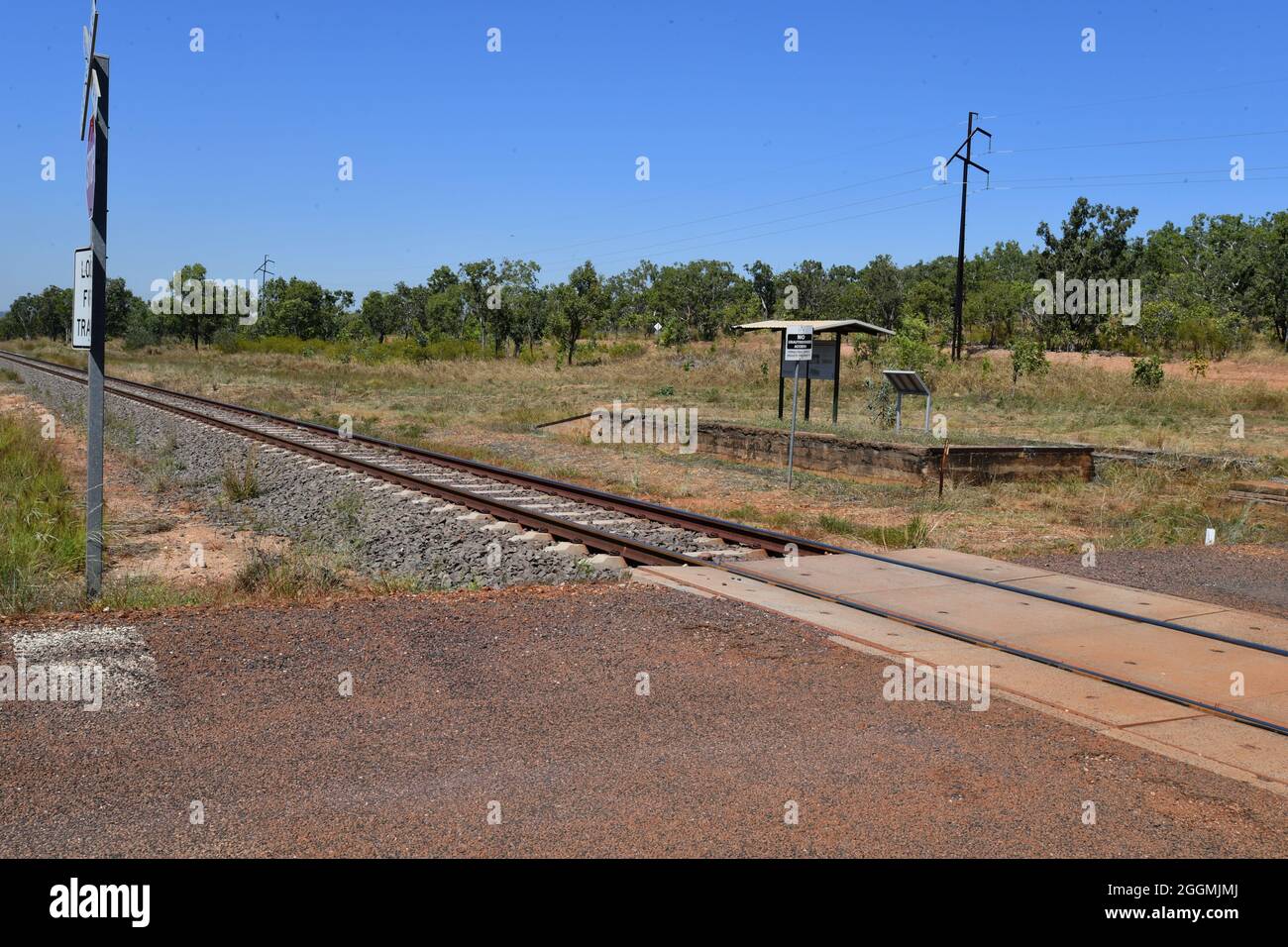 Blick auf die alte, historische Burrundie Station, einst eine blühende Bergbaustadt, mit Blick auf die moderne Darwin Railway Line, Northern Territory, Australien. Stockfoto