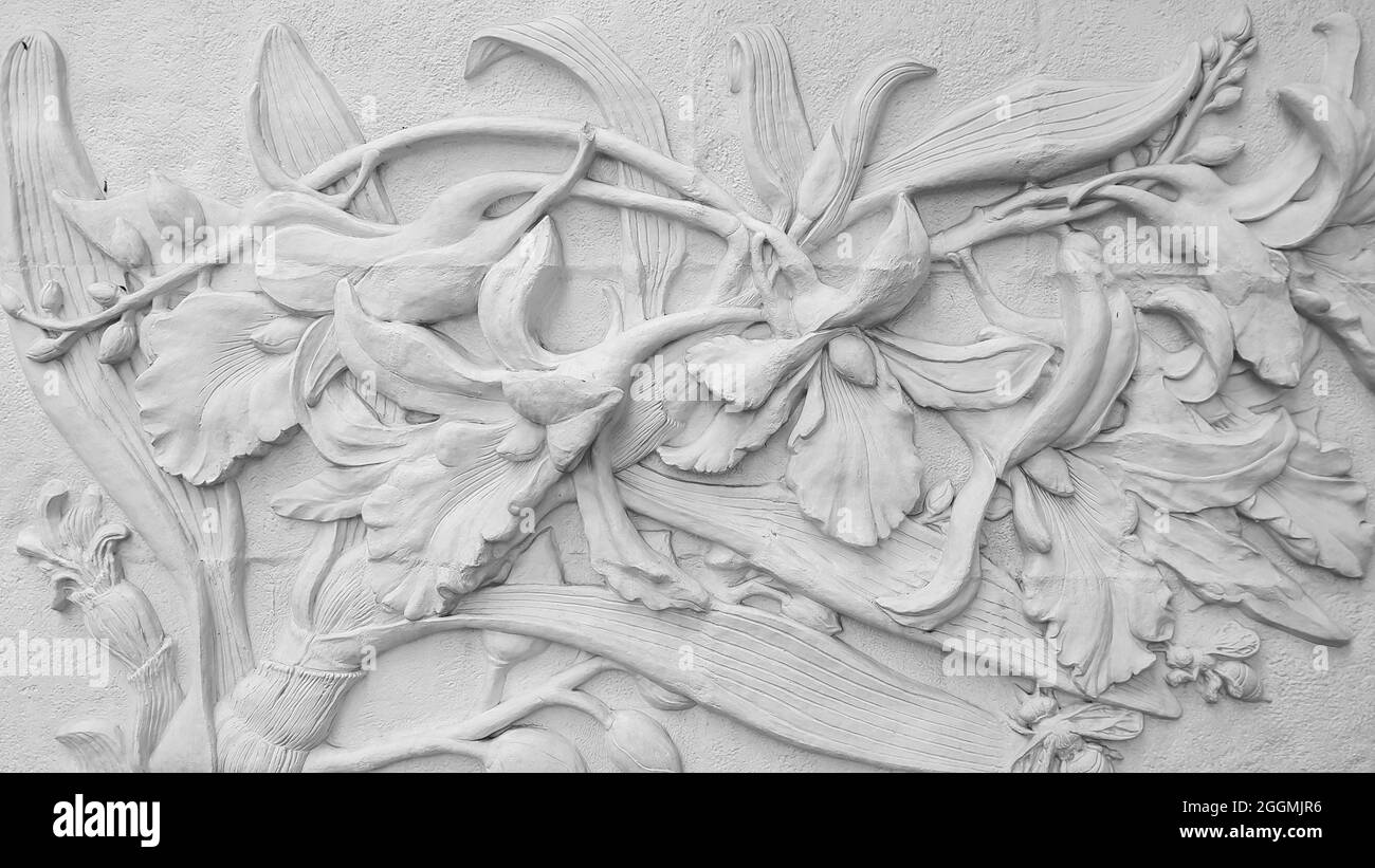 Weißer Stein Zement Orchidee Stuck auf weißem Hintergrund Stockfoto