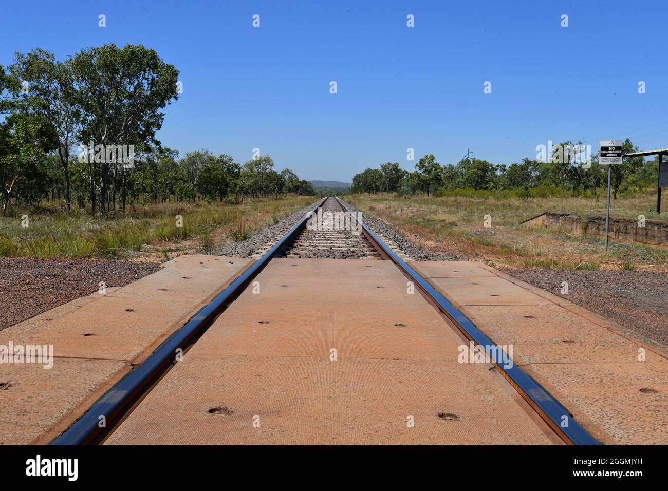 Ein Blick auf die Darwin Railway Line, die durch das alte historische Bergbaustädtchen Burrundie, Northern Territory, Australien, führt. Stockfoto