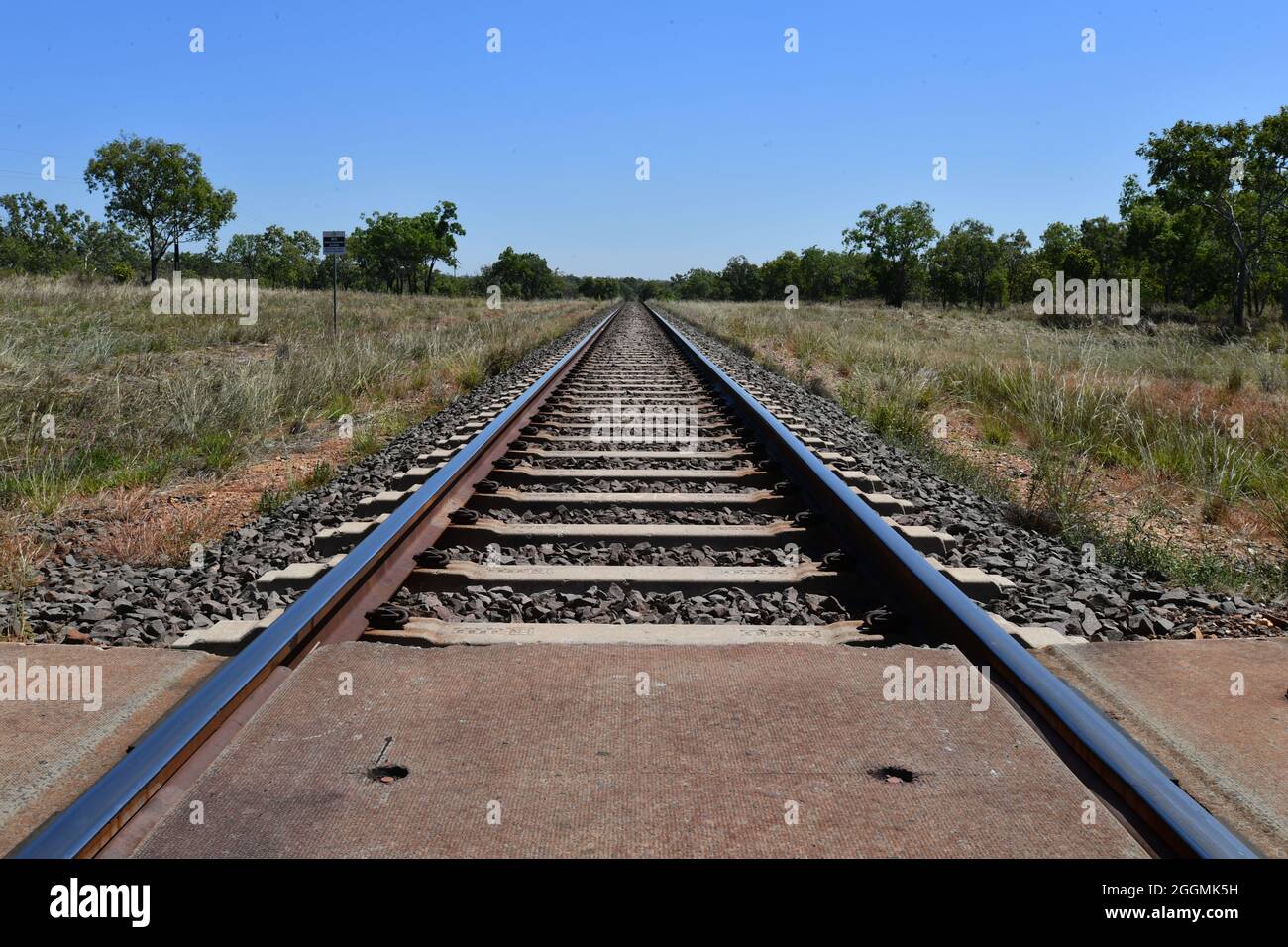 Ein Blick auf die Darwin Railway Line, die durch das alte historische Bergbaustädtchen Burrundie, Northern Territory, Australien, führt. Stockfoto