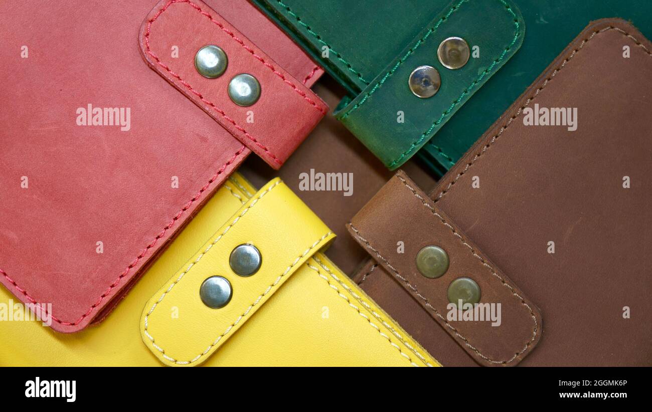 Farbmuster der Textur von Lederprodukten aus echter Tierhaut. Gelb, rot, grün, braun Stockfoto