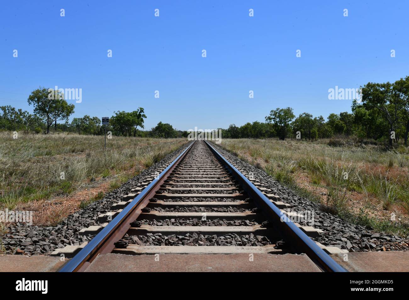 Ein Blick auf die Darwin Railway Line, die durch das alte historische Bergbaustädtchen Burrundie, Northern Territory, Australien, führt. Stockfoto