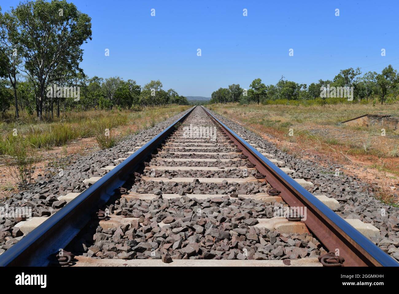 Ein Blick auf die Darwin Railway Line, die durch das alte historische Bergbaustädtchen Burrundie, Northern Territory, Australien, führt. Stockfoto