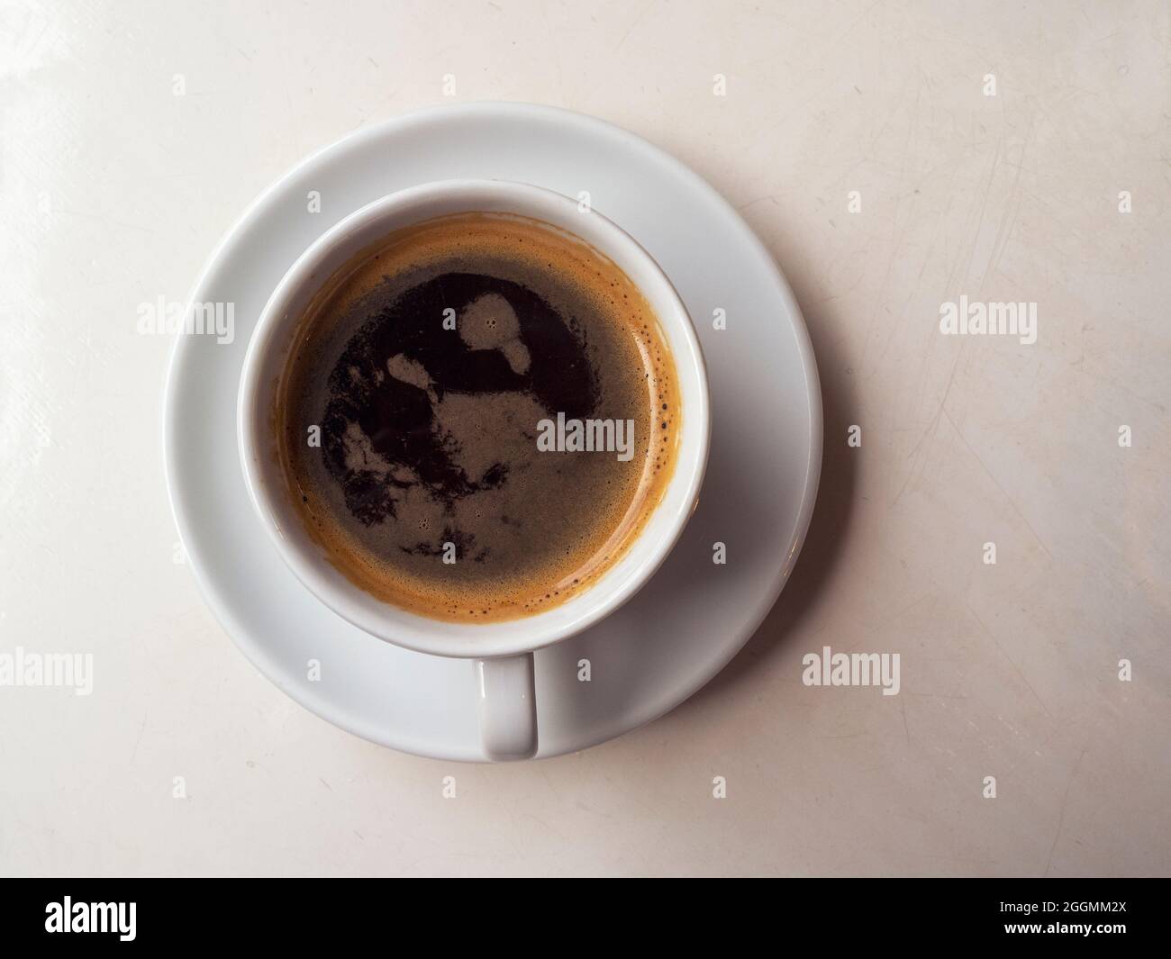 Keramikbecher mit Heißgetränk, schwarzer Kaffee auf Holztisch. Einfache Zusammensetzung mit einer Tasse Kaffee. Morgenstimmung. Stockfoto