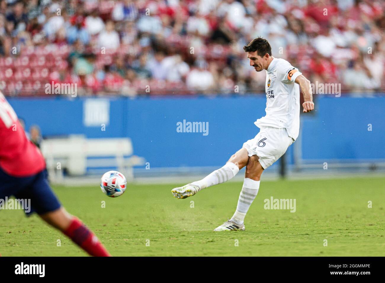 Los Angeles Galaxy Mittelfeldspieler Sacha Kljestan (16) schießt den Ball während der ersten Hälfte eines MLS-Spiels gegen den FC Dallas, Samstag, 24. Juli 2021, Stockfoto