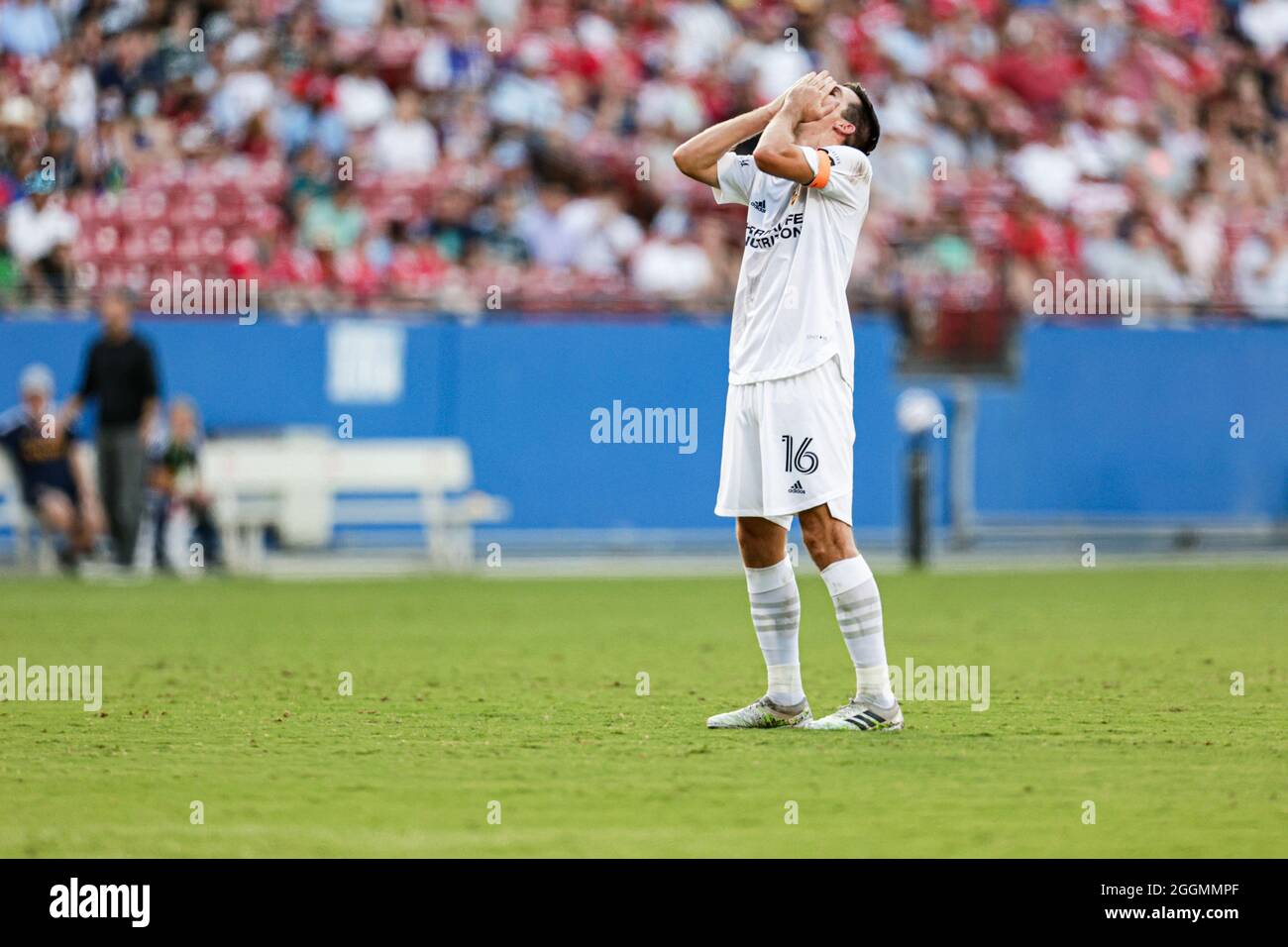 Los Angeles Galaxy Mittelfeldspieler Sacha Kljestan (16) reagiert auf seinen Schuss während der ersten Hälfte eines MLS-Spiels gegen den FC Dallas, Samstag, 24. Juli 20 Stockfoto