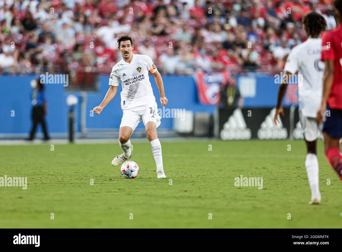 Los Angeles Galaxy Mittelfeldspieler Sacha Kljestan (16) spielt in der ersten Hälfte eines MLS-Spiels gegen den FC Dallas am Samstag, den 24. Juli 2021, Stockfoto