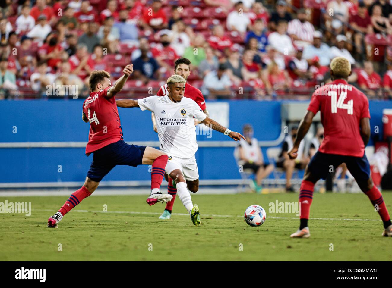 Los Angeles Verteidiger Julian Araujo (02) schießt den Ball während eines MLS-Spiels gegen den FC Dallas, Samstag, 24. Juli 2021, in Frisco, TX. FC Dallas hat gewonnen Stockfoto