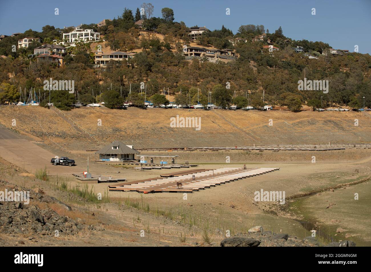 Folsom, Kalifornien, USA - 17. Juli 2021: Aufgrund der anhaltenden Trockenheit sitzt die Folsom Marina im nun trockenen Seebett. Stockfoto