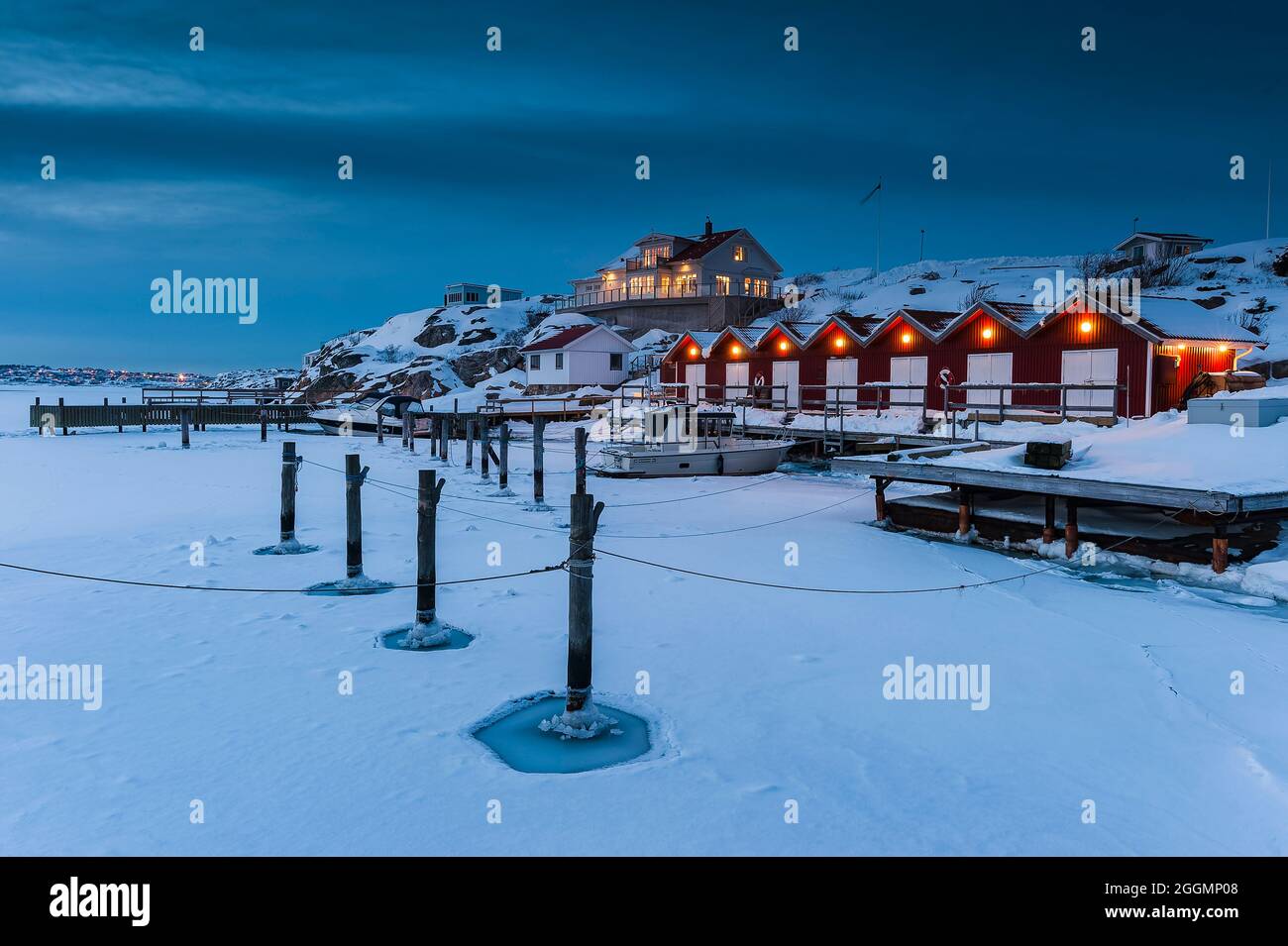 Gefrorener Hafen im Winter, Schweden Stockfoto