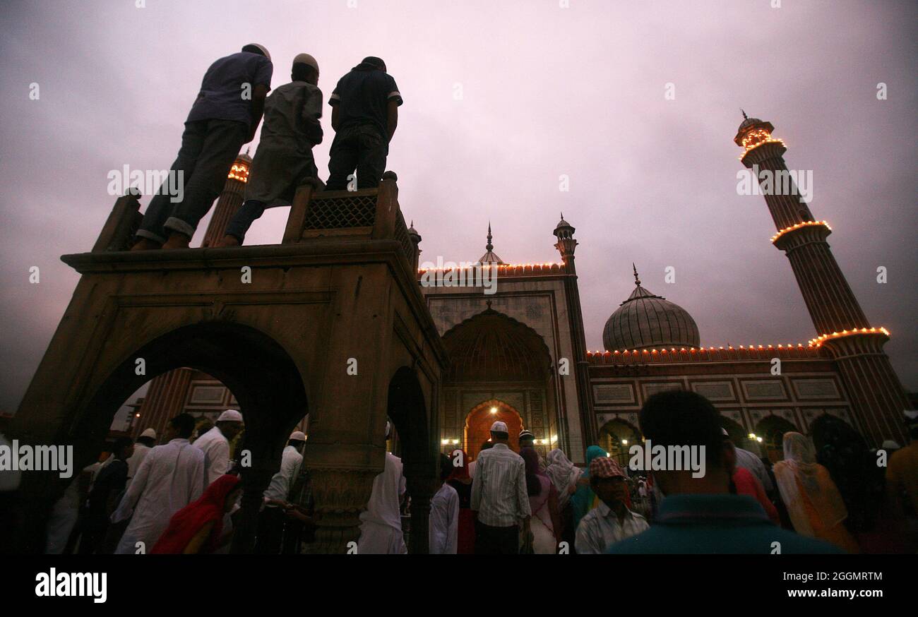 Indische muslime bieten Namaz an und brechen ihr Fasten während des heiligen Monats Ramjan in Jama Masjid in Neu-Delhi. Stockfoto