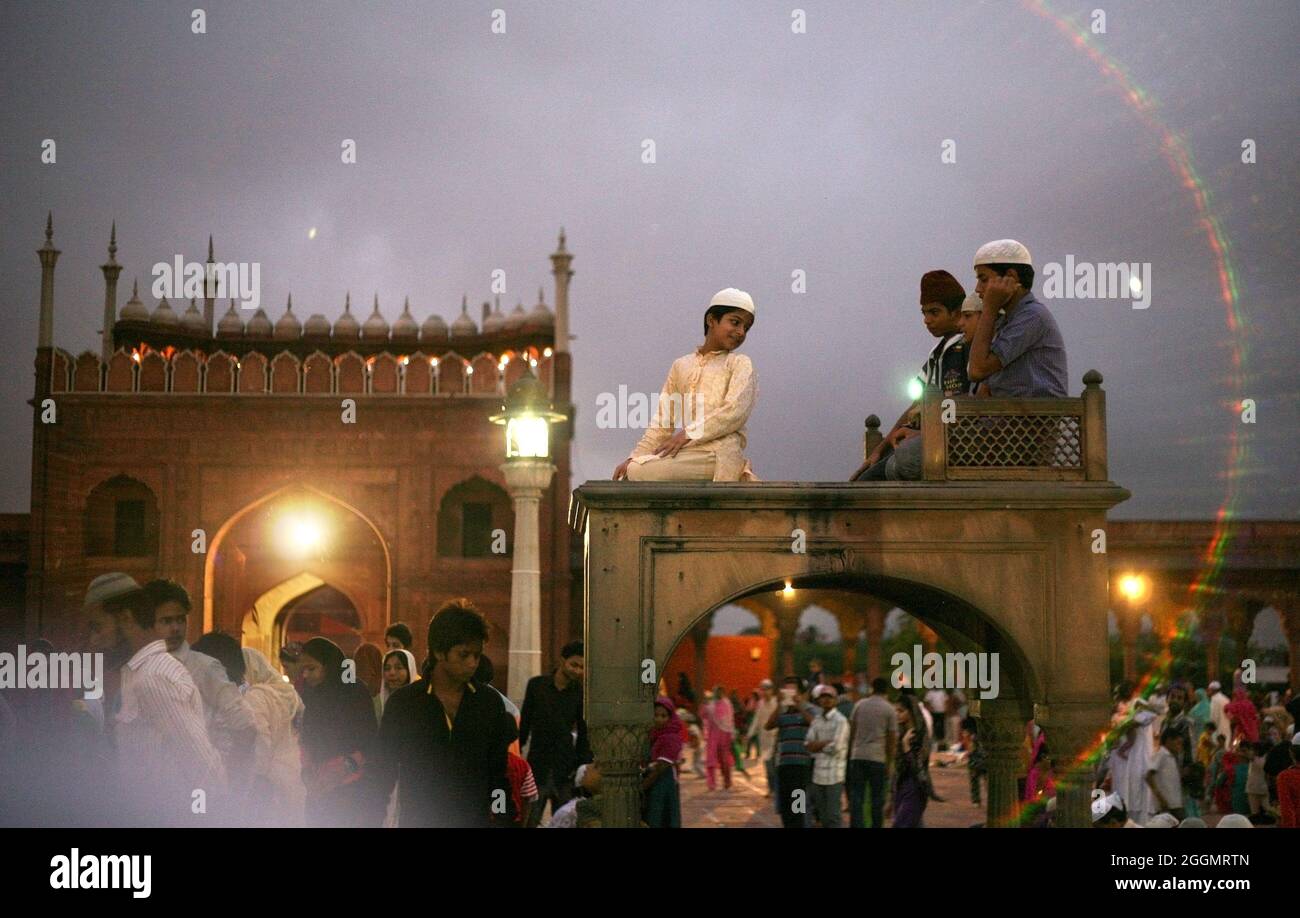 Indische muslime bieten Namaz an und brechen ihr Fasten während des heiligen Monats Ramjan in Jama Masjid in Neu-Delhi. Stockfoto