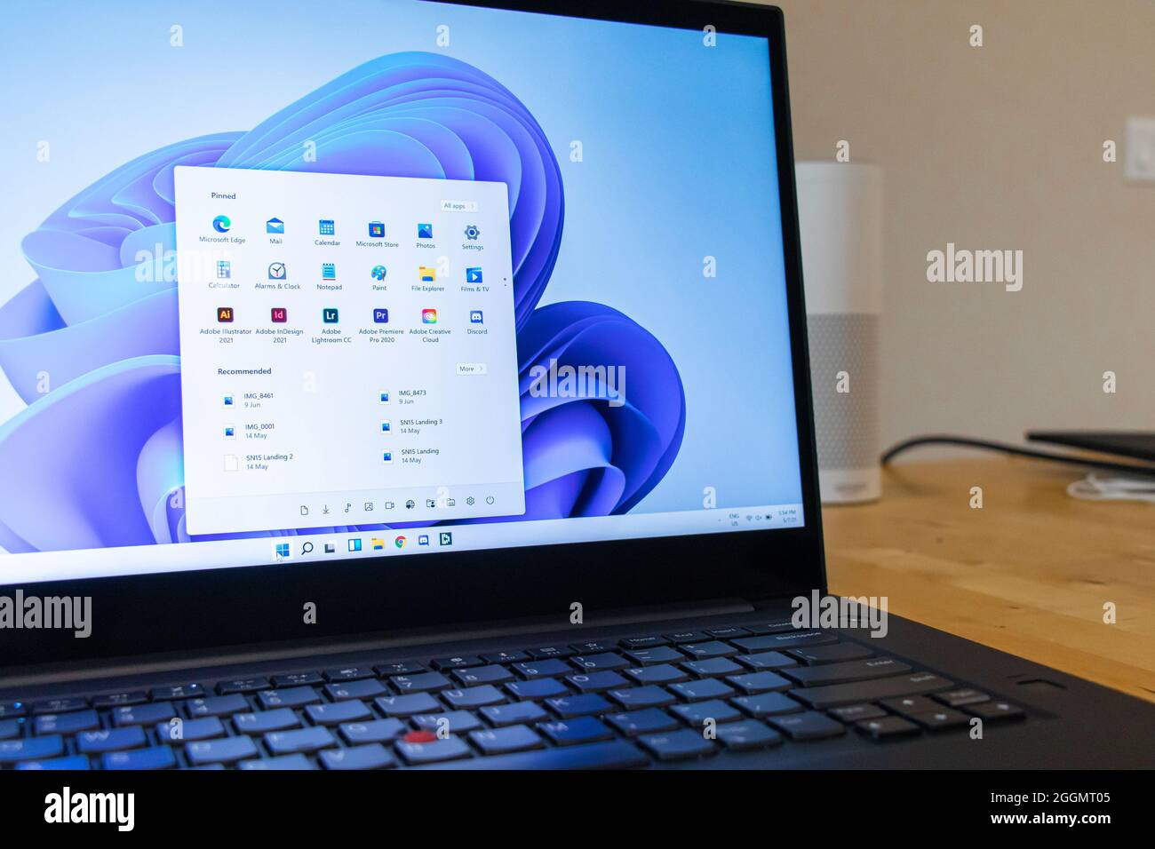 Laptop auf einem Schreibtisch, mit Windows 11 OS, Microsofts neuestem Betriebssystem, das Ende 2021 vollständig veröffentlicht werden soll. Stockfoto