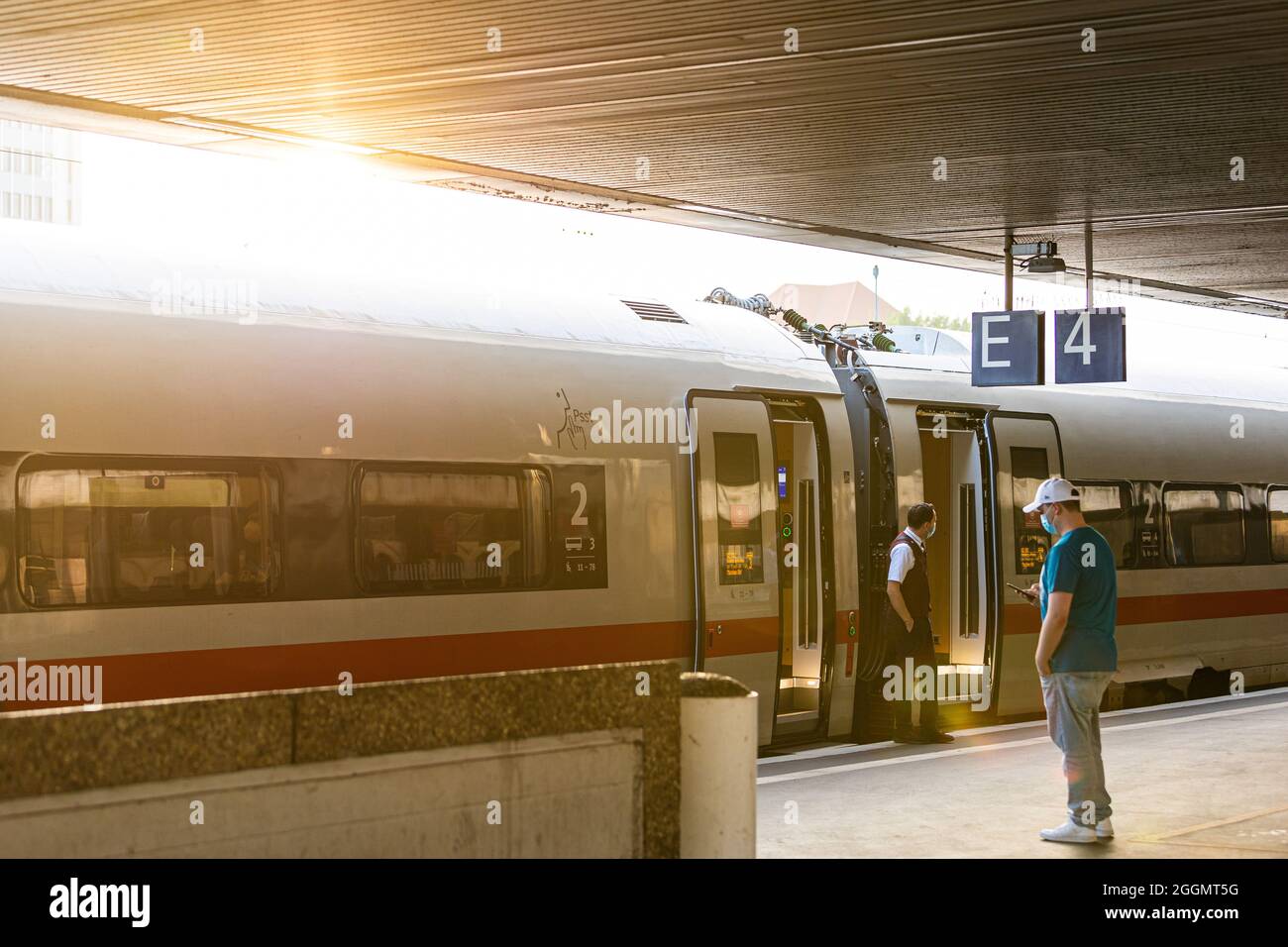 Hannover, Deutschland. September 2021. Am Hauptbahnhof Hannover steht ein ICE auf einer Strecke. Die Lokführer-Gewerkschaft GDL hat ihre Mitglieder zum Streik bei der Deutschen Bahn aufgefordert. Kredit: Michael Matthey/dpa/Alamy Live Nachrichten Stockfoto