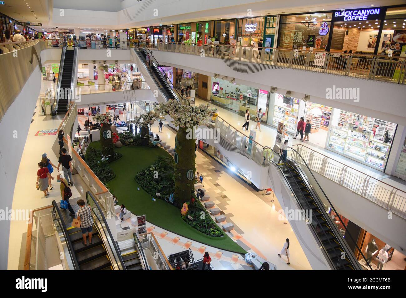 Nonthaburi, Thailand. September 2021. Kunden werden in einem Einkaufszentrum gesehen, da die thailändische Regierung die Sperre teilweise aufhebt, sodass einige Unternehmen wieder öffnen können, indem sie Bedingungen wie soziale Distanzierung und das Tragen von Schutzmasken befolgen. (Foto: Yuttachai Kongprasert/SOPA IMA/Sipa USA) Quelle: SIPA USA/Alamy Live News Stockfoto