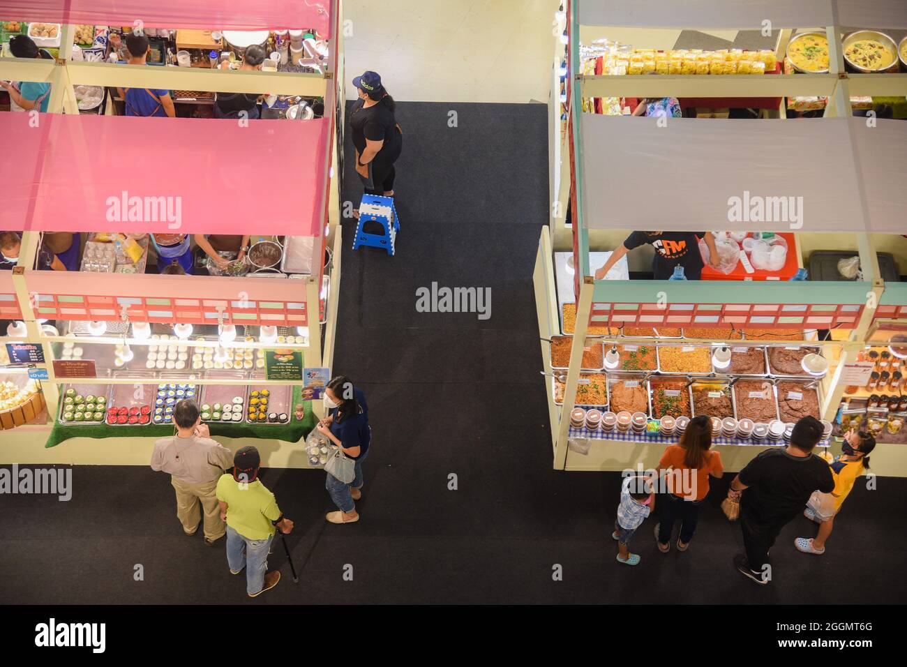 Nonthaburi, Thailand. September 2021. Kunden, die bei einem Lebensmittelgericht einkaufen, da die thailändische Regierung die Sperre teilweise aufhebt, sodass einige Unternehmen wieder öffnen können, indem sie Bedingungen wie soziale Distanzierung und das Tragen von Schutzmasken befolgen. (Foto: Yuttachai Kongprasert/SOPA IMA/Sipa USA) Quelle: SIPA USA/Alamy Live News Stockfoto