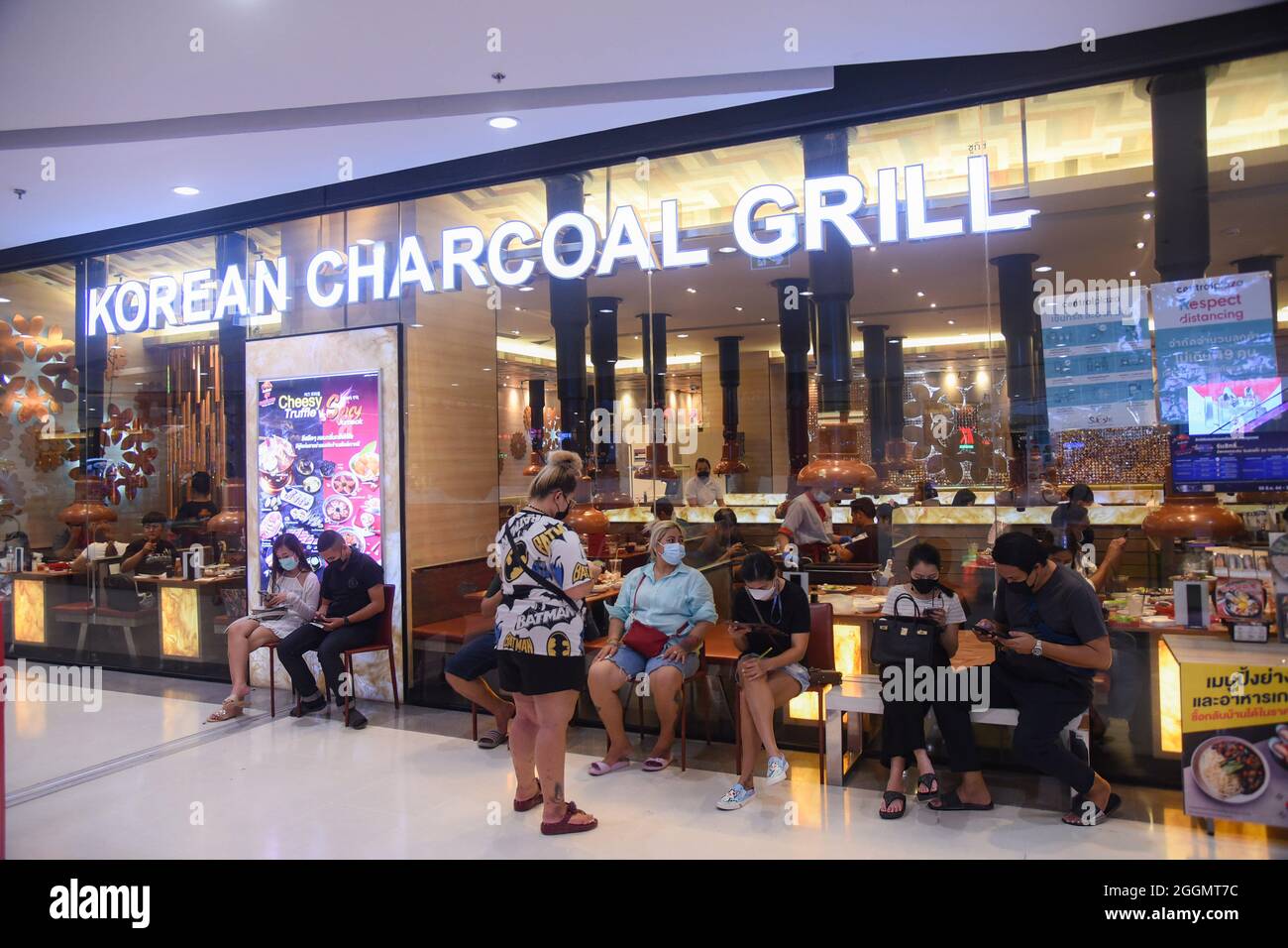 Nonthaburi, Thailand. September 2021. Menschen, die sich für ein koreanisches Buffet anstellen, während die thailändische Regierung die Sperre teilweise aufhebt, sodass einige Unternehmen wieder öffnen können, indem sie Bedingungen wie soziale Distanzierung und das Tragen von Schutzmasken befolgen. (Foto: Yuttachai Kongprasert/SOPA IMA/Sipa USA) Quelle: SIPA USA/Alamy Live News Stockfoto