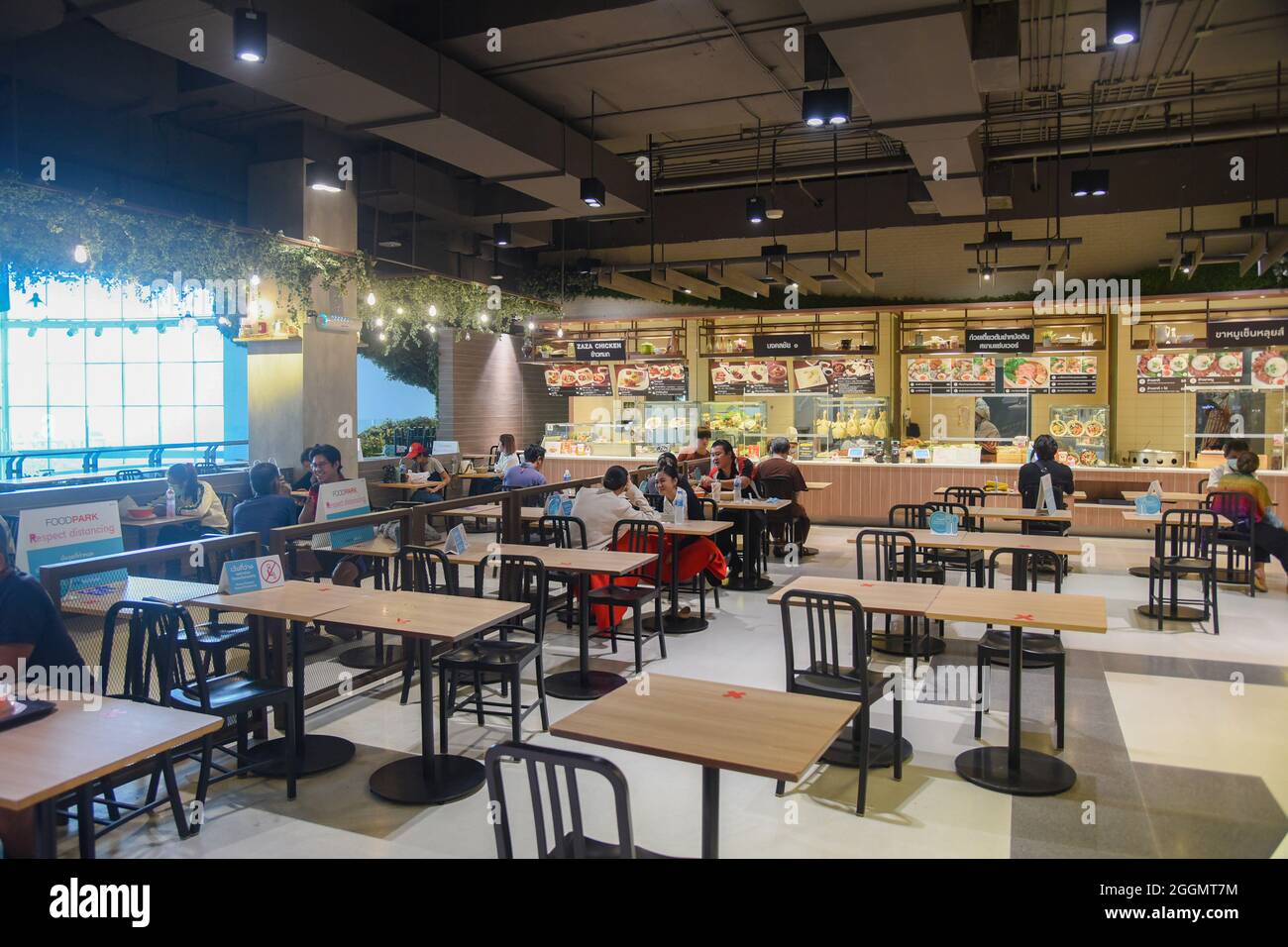 Nonthaburi, Thailand. September 2021. Die Kunden essen in einem Food Court zu Mittag, da die thailändische Regierung die Sperre teilweise aufhebt, sodass einige Unternehmen wieder öffnen können, indem sie die Bedingungen wie soziale Distanzierung und das Tragen von Schutzmasken befolgen. (Foto: Yuttachai Kongprasert/SOPA IMA/Sipa USA) Quelle: SIPA USA/Alamy Live News Stockfoto