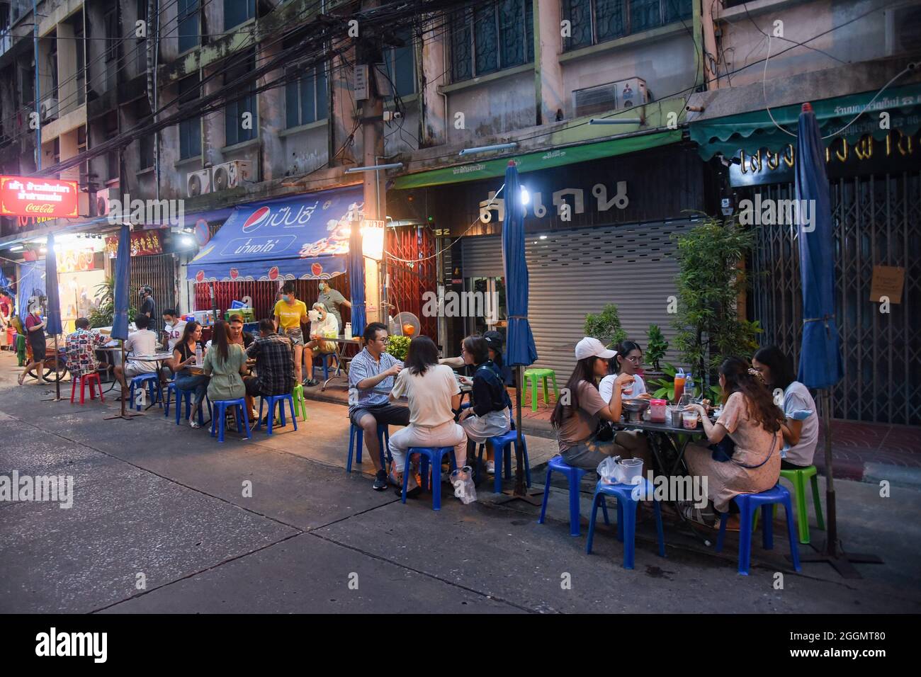 Bangkok, Thailand. September 2021. Die Kunden essen im Restaurant Yaowarat Street zu Abend, da die thailändische Regierung die Sperre teilweise aufhebt, sodass einige Unternehmen wieder öffnen können, indem sie die Bedingungen wie soziale Distanzierung und Schutzmasken befolgen. (Foto: Yuttachai Kongprasert/SOPA IMA/Sipa USA) Quelle: SIPA USA/Alamy Live News Stockfoto