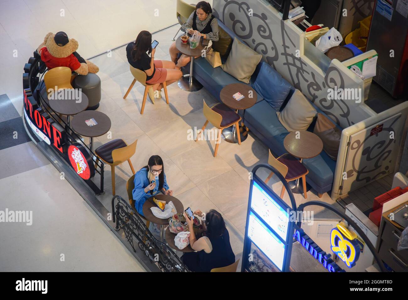 Nonthaburi, Thailand. September 2021. Die Kunden essen in einem Restaurant zu Mittag, da die thailändische Regierung die Sperre teilweise aufhebt, sodass einige Unternehmen wieder öffnen können, indem sie die Bedingungen wie soziale Distanzierung und das Tragen von Schutzmasken befolgen. (Foto: Yuttachai Kongprasert/SOPA IMA/Sipa USA) Quelle: SIPA USA/Alamy Live News Stockfoto