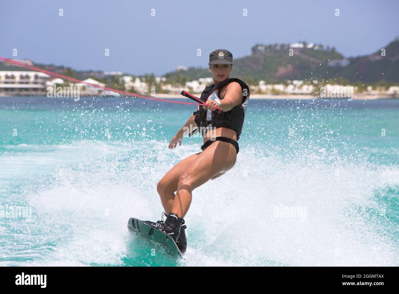 FRANZÖSISCH-WESTINDIEN. INSEL SAINT MARTIN (GUADELOUPE). WAKE BOARD AN DER NETTLEE BAY Stockfoto