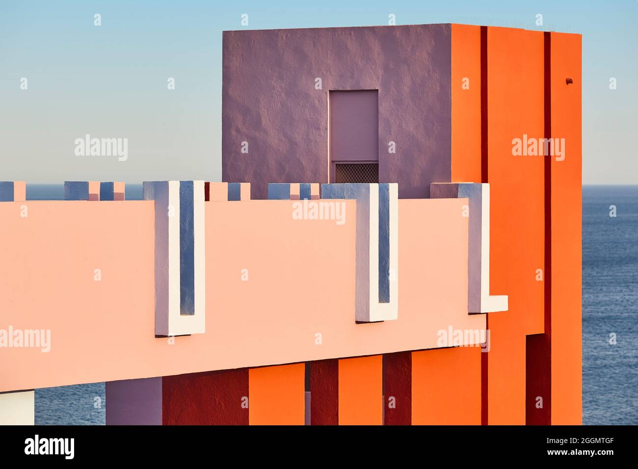 Geometrische Bauweise. Die rote Wand, La Manzanera. Calpe, Spanien Stockfoto