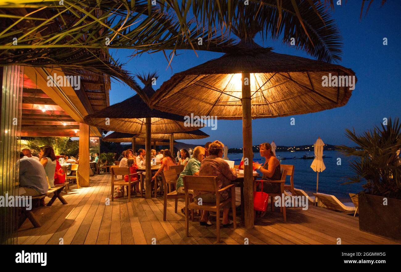 FRANKREICH. CORSE DU SUD (2A) LECCI DE PORTO VECCHIO. SAINT-CYPRIEN STRAND. ABENDESSEN IM TIKI PAILLOTTE, DEM RESTAURANT, DEM RESTAURANT, DEM RESTAURANT, DEM RESTAURANT, DEM RESTAURANT, DEM RESTAURANT Stockfoto