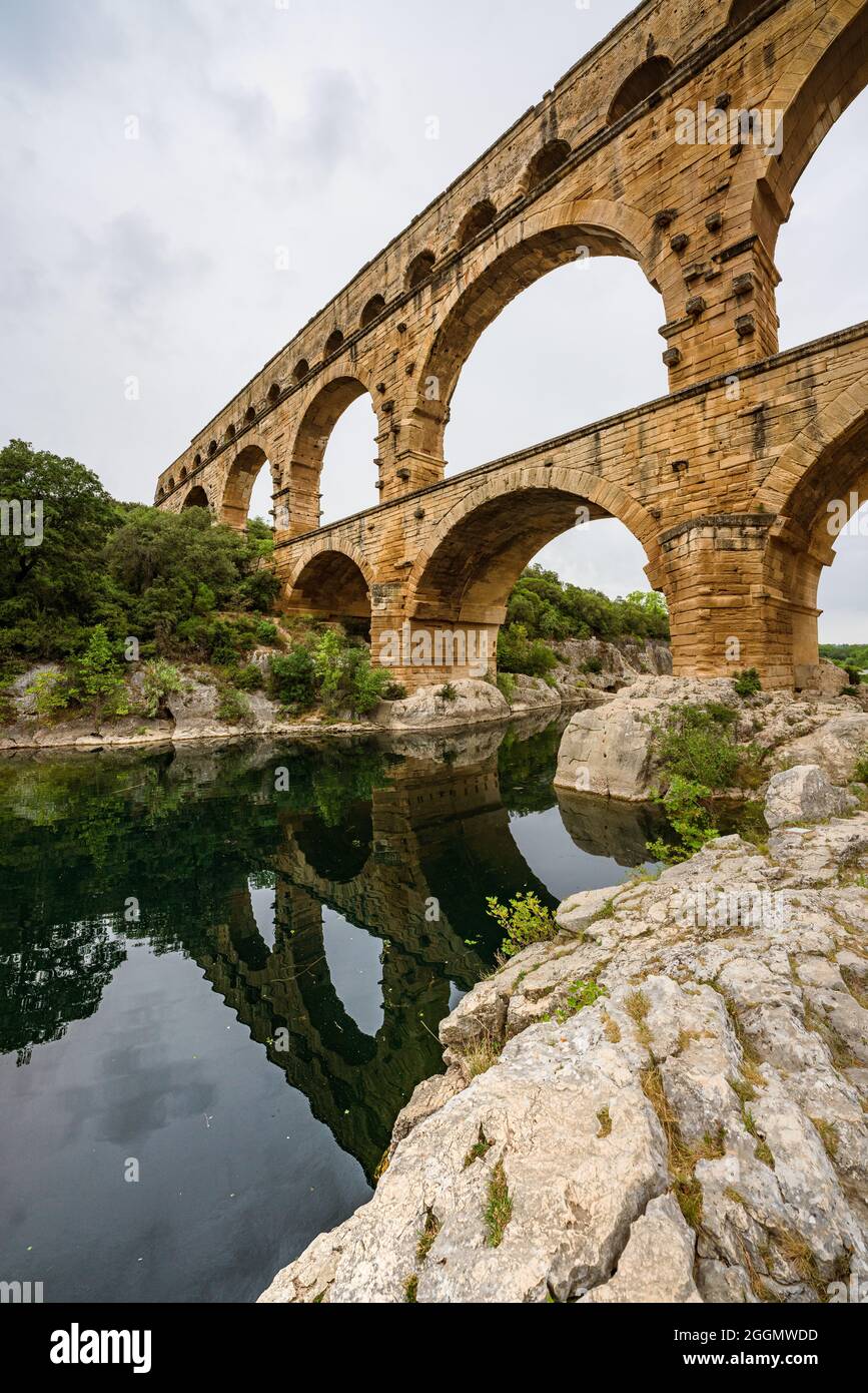 Ansicht eines Aquädukts des Römischen Reiches, Pont du Gard in Frankreich. Alte Zivilisationstechnik für die Wasserversorgung. Stockfoto