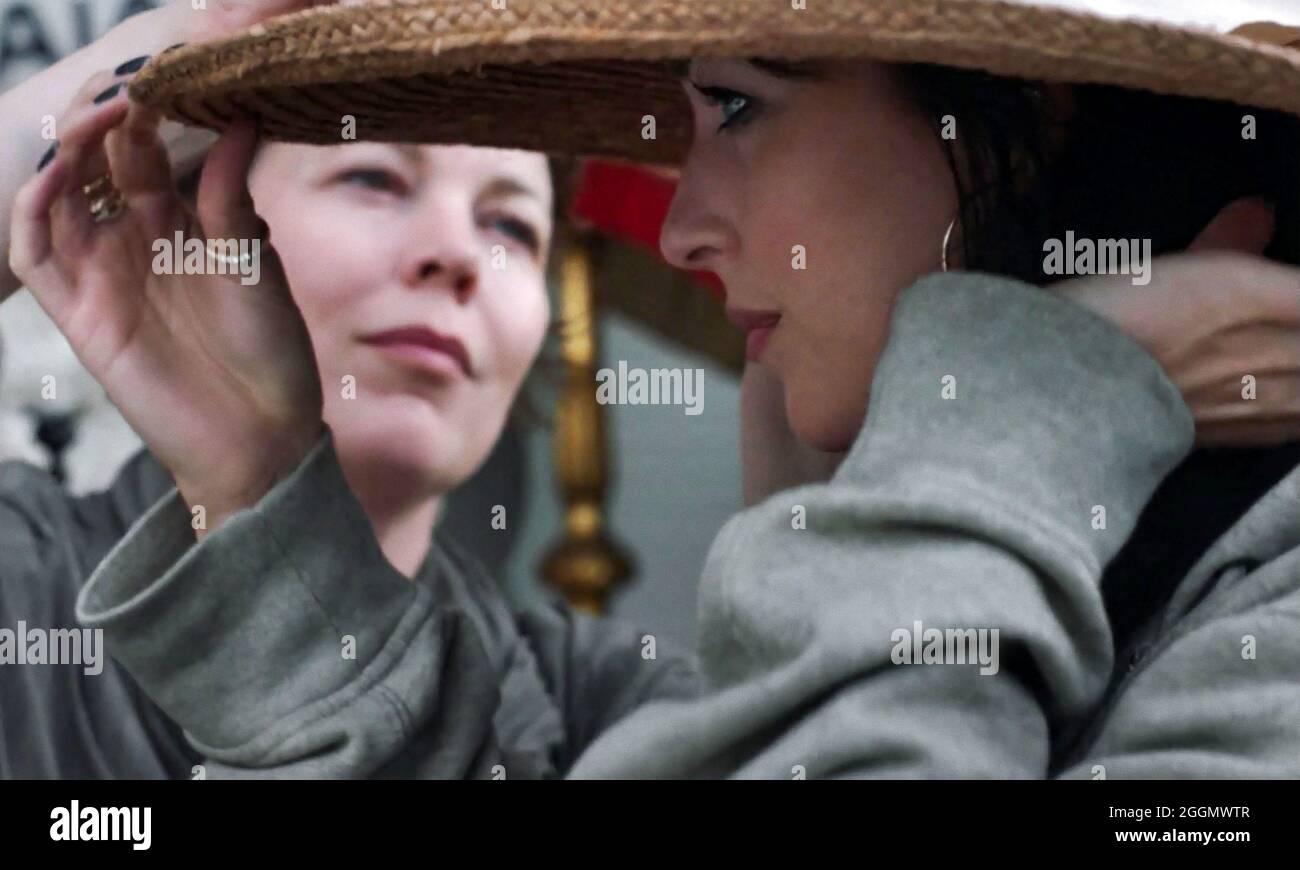 OLIVIA COLMAN und DAKOTA JOHNSON in THE LOST DAUGHTER (2021), Regie MAGGIE GYLLENHAAL. Kredit: Endeavour Inhalt / Album Stockfoto