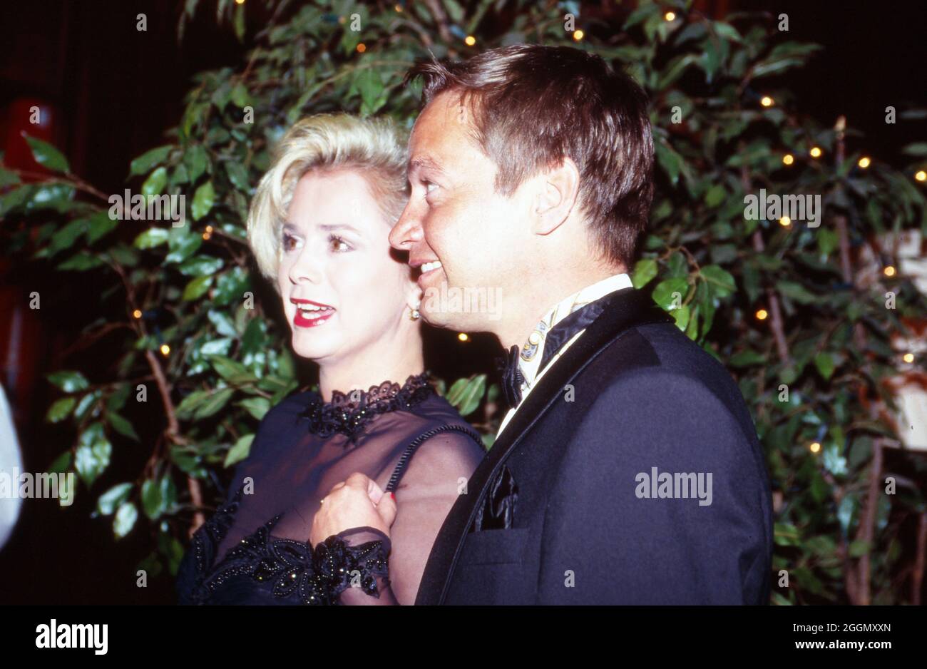 Marijke Amado mit Freund Jürgen Schloßmacher bei der UNESCO-Gala, Deutschland 1993. Niederländische TV-Moderatorin marijke Amado mit Freundin Jürgen Schlossmacher bei UNESCO-Gala-Veranstaltung, Deutschland 1993. Stockfoto