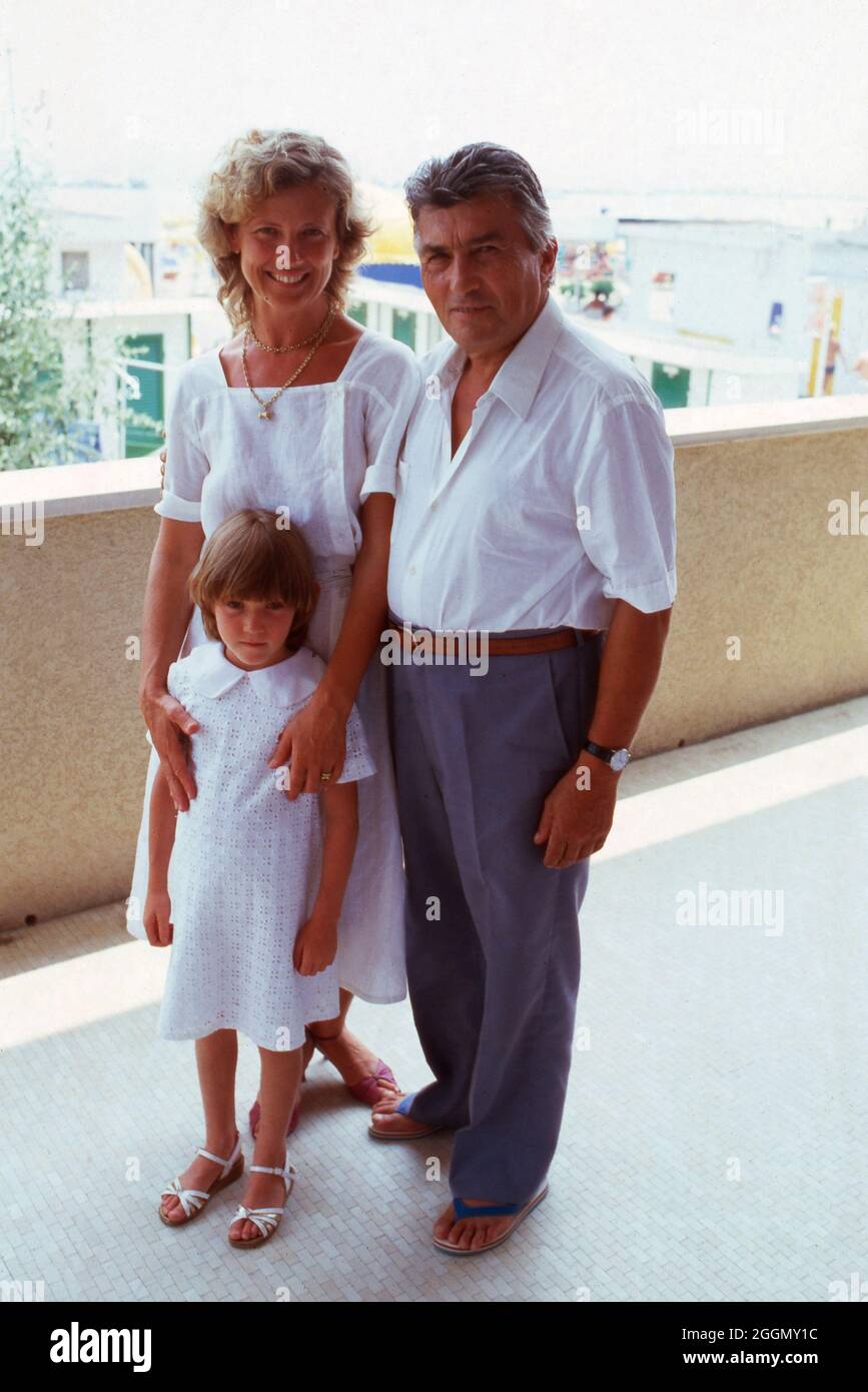 Patrizia Lamborghini mit ihrem Vater Ferrucci und ihrer Mutter Maria Teresa  in den Ferien in Perugia Italien 1991 Patrizia Lamborghini und ihr Vater  Ferrucci und ihre Mutter Maria Teresa im Urlaub in