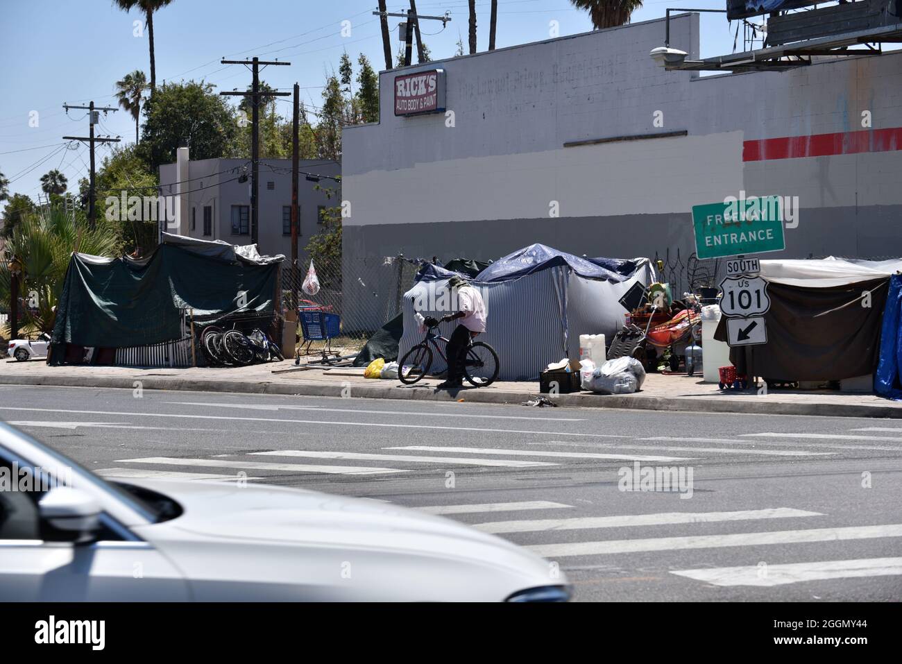 Los Angeles, CA USA - 30. Juni 2021: Obdachlosenlager entlang der Autobahneinfahrt zum Hollywood Freeway in Los Angeles Stockfoto