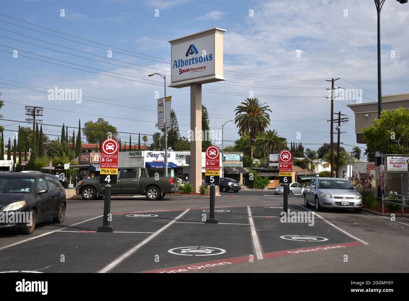 Los Angeles Ca Usa 10 August 2021 Parkplatze Die Fur Die Lieferung Und Die Abholung Von Online Bestellungen Im Albertson S Store Reserviert Sind Stockfotografie Alamy