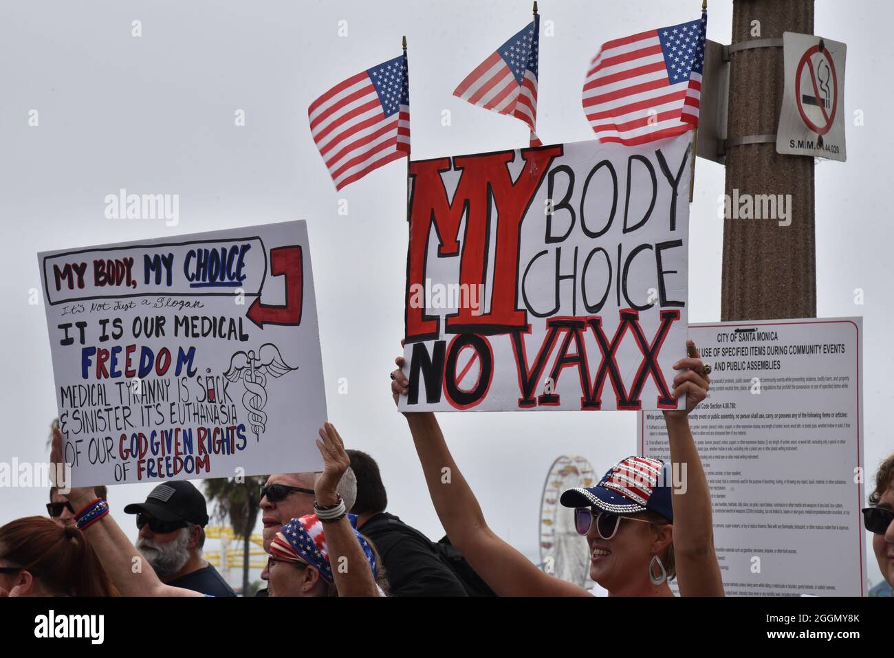 Santa Monica, CA USA - 28. August 2021: Demonstranten gegen die obligatorische Impfstoffgesetzgebung in Kalifornien halten meinen Körper für meine Wahl und ein Zeichen für die medizinische Freiheit Stockfoto
