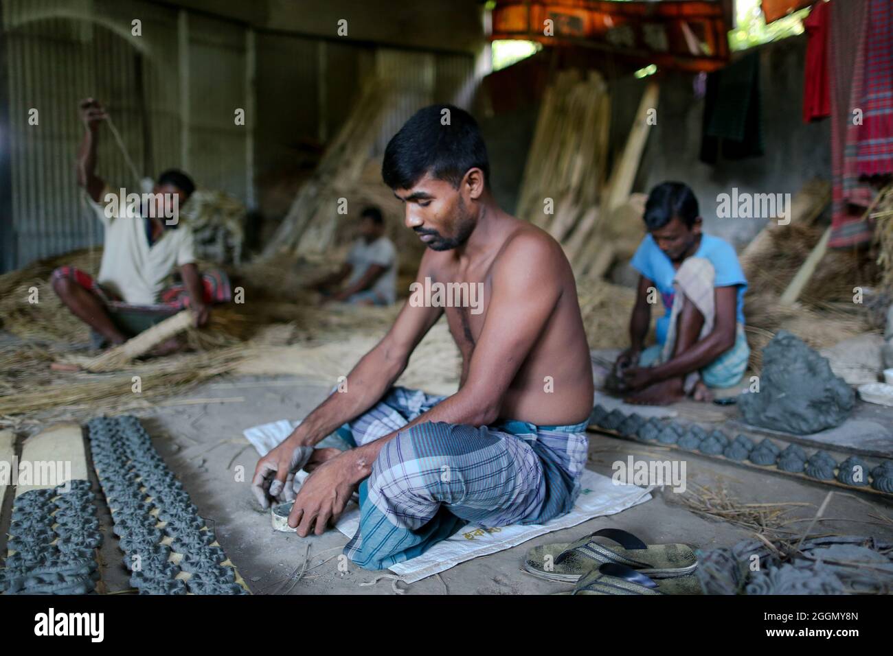 Ein Handwerker stellt Idol-Figuren während der laufenden Vorbereitungen für das Idol der Göttin Durga her. Durga Puja ist eines der größten Feste von hinduistischen Anhängern. Am 2. September 2021 in einem Götzenanbaugebiet in Dhaka, Bangladesch. (Foto von Md. Mir Hossen Roney / Eyepix Group) Stockfoto