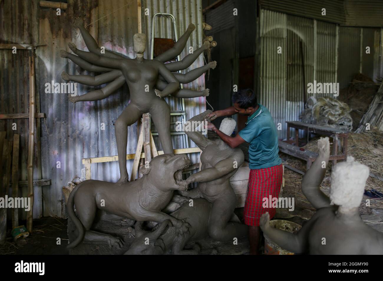 Ein Handwerker stellt Idol-Skulpturen während der laufenden Vorbereitungen für das Idol der Göttin Durga her. Durga Puja ist eines der größten Feste von hinduistischen Anhängern. Am 2. September 2021 in einem Götzenanbaugebiet in Dhaka, Bangladesch. (Foto von Md. Mir Hossen Roney / Eyepix Group) Stockfoto