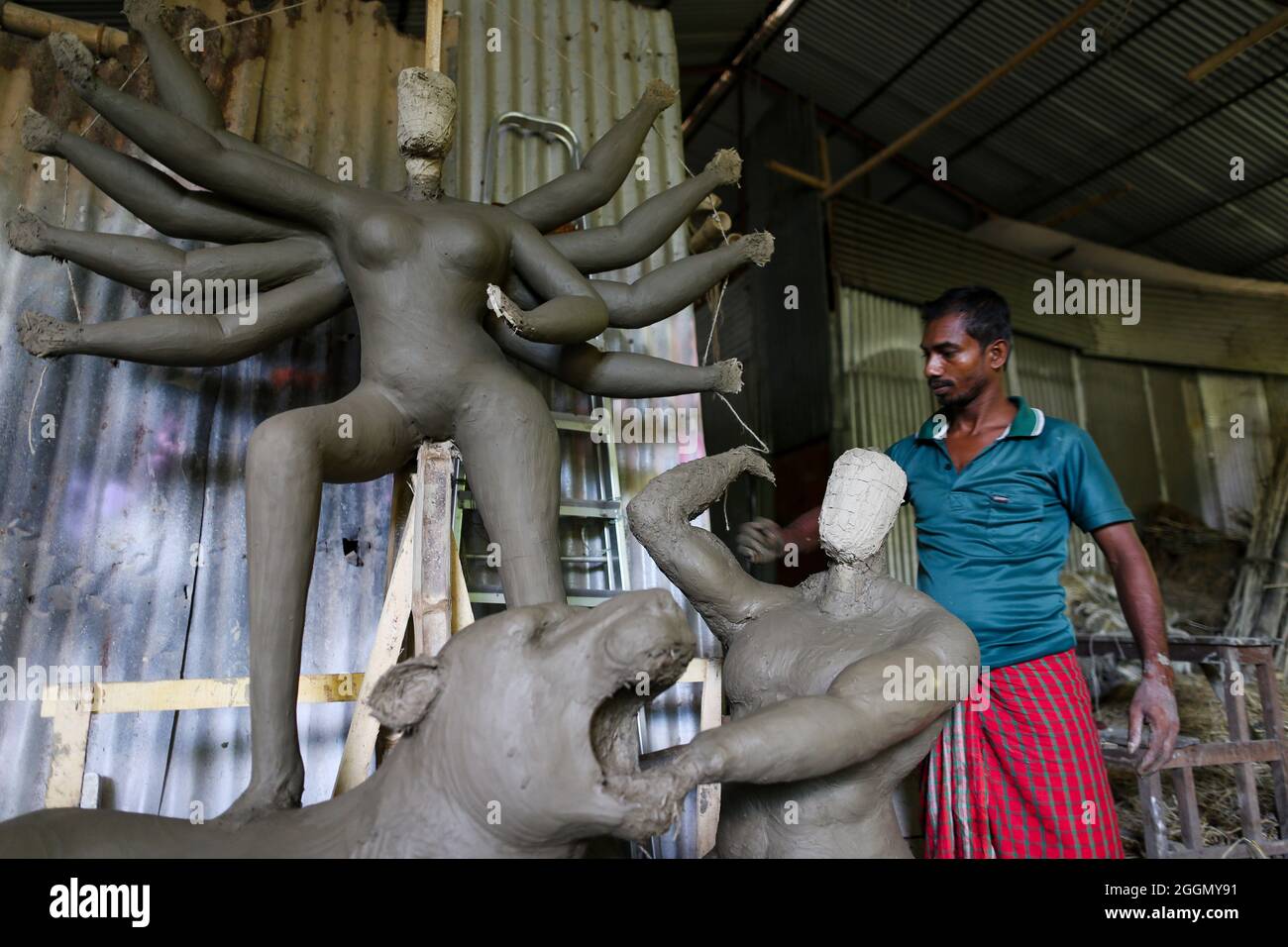 Ein Handwerker stellt Idol-Skulpturen während der laufenden Vorbereitungen für das Idol der Göttin Durga her. Durga Puja ist eines der größten Feste von hinduistischen Anhängern. Am 2. September 2021 in einem Götzenanbaugebiet in Dhaka, Bangladesch. (Foto von Md. Mir Hossen Roney / Eyepix Group) Stockfoto