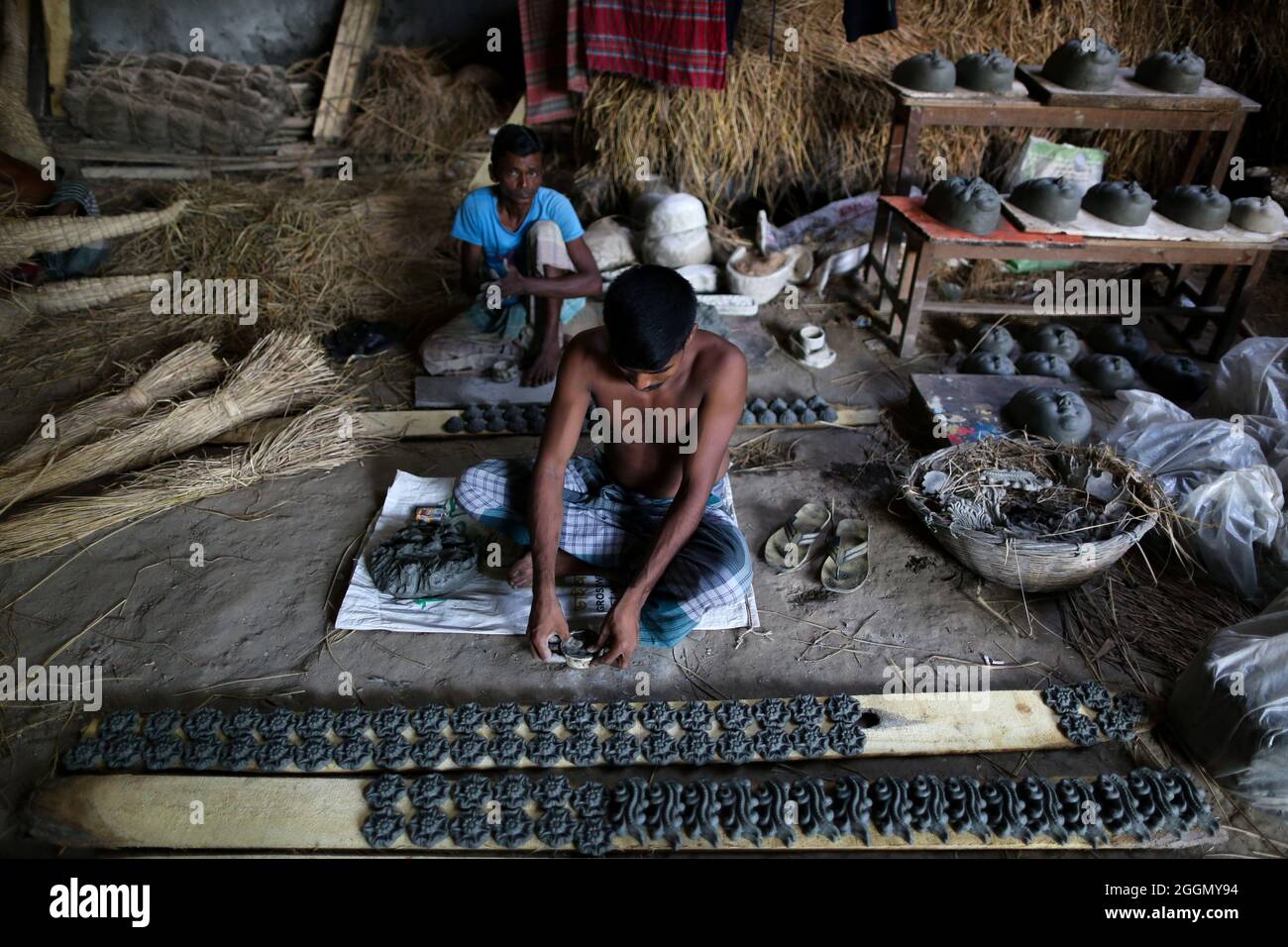 Ein Handwerker stellt Idol-Figuren während der laufenden Vorbereitungen für das Idol der Göttin Durga her. Durga Puja ist eines der größten Feste von hinduistischen Anhängern. Am 2. September 2021 in einem Götzenanbaugebiet in Dhaka, Bangladesch. (Foto von Md. Mir Hossen Roney / Eyepix Group) Stockfoto