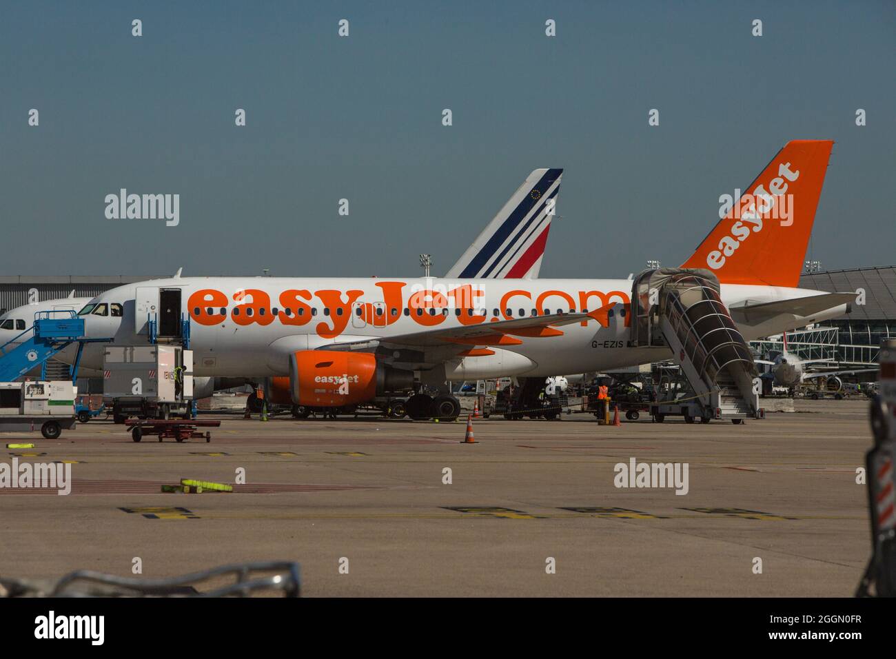 FRANKREICH. VAL D'OISE (95) FLUGHAFEN ROISSY CDG 2. AIRBUS EIN 319-FLUGZEUG VON EASY LOW COAST COMPANY AM ABFLUG. AIR FRANCE FLUGZEUG IM HINTERGRUND Stockfoto