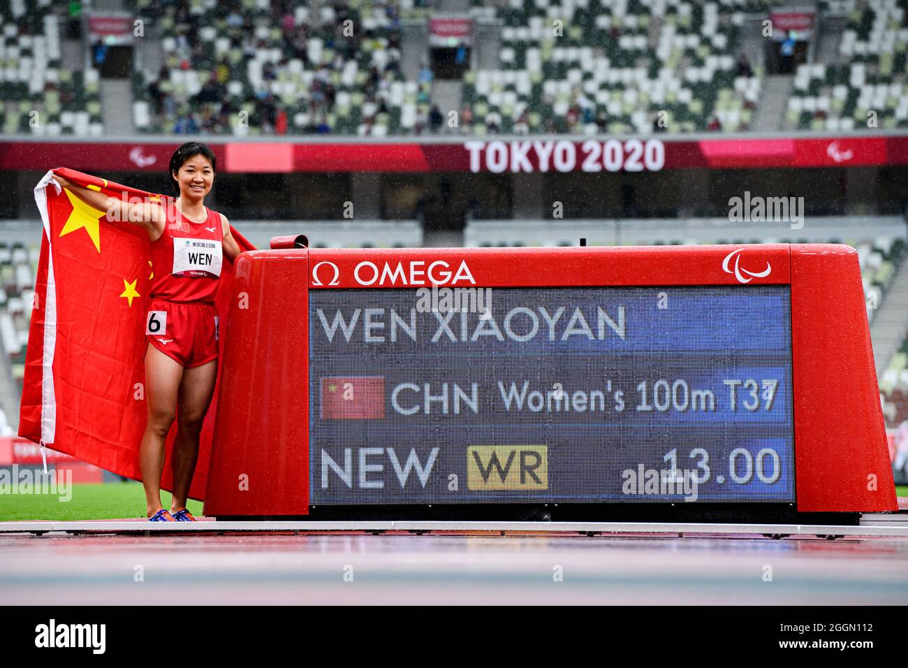 TOKIO, JAPAN. September 2021. Wen Xiaoyan aus China bricht einen neuen Weltrekord - 13.00 für die WomenÕs 100m T37 während der Leichtathletik-Konkurrenz - Tokyo 2020 Paralympische Spiele im Olympiastadion am Donnerstag, 02. September 2021 in TOKIO, JAPAN. Kredit: Taka G Wu/Alamy Live Nachrichten Stockfoto