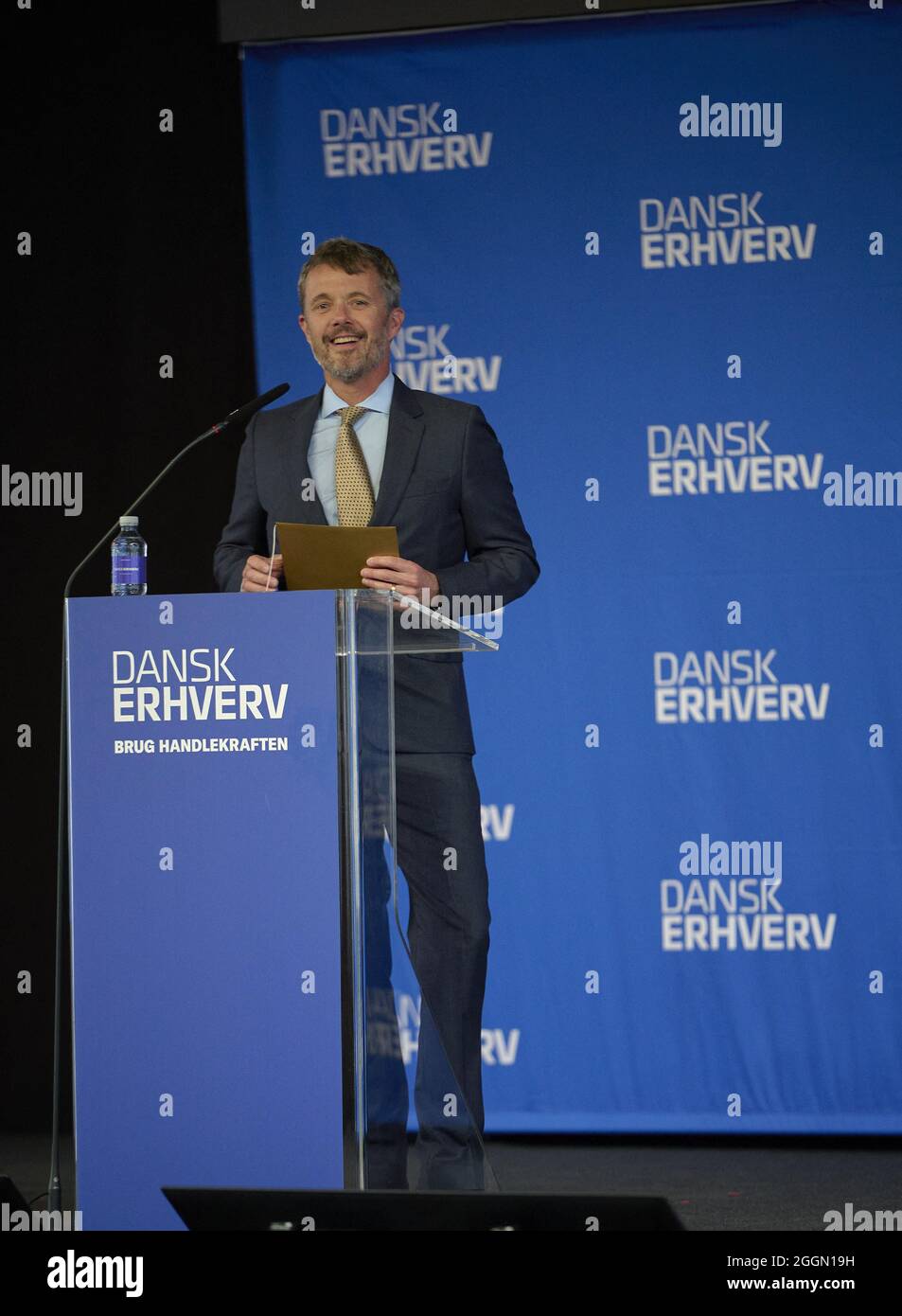 Crownprinz Frederik wird im Zusammenhang mit dem Danish Business Anniversary mit dem Danish Business Prize 2021 ausgezeichnet. Der Dänische Wirtschaftspreis 2021 wird an eine öffentlich-private Zusammenarbeit zwischen zwei oder mehr Akteuren, beispielsweise Unternehmen, Organisationen und Behörden, verliehen, die gemeinsam außergewöhnliche, konkrete Ergebnisse erzielt und dazu beigetragen haben, eine gesellschaftliche Herausforderung zu meistern. Mit dem Preis kommt 100,000 dkk. Kopenhagen, Dänemark am 1. September 2021. Foto von Stefan Lindblom//Stella Pictures/ABACAPRESS.COM Stockfoto