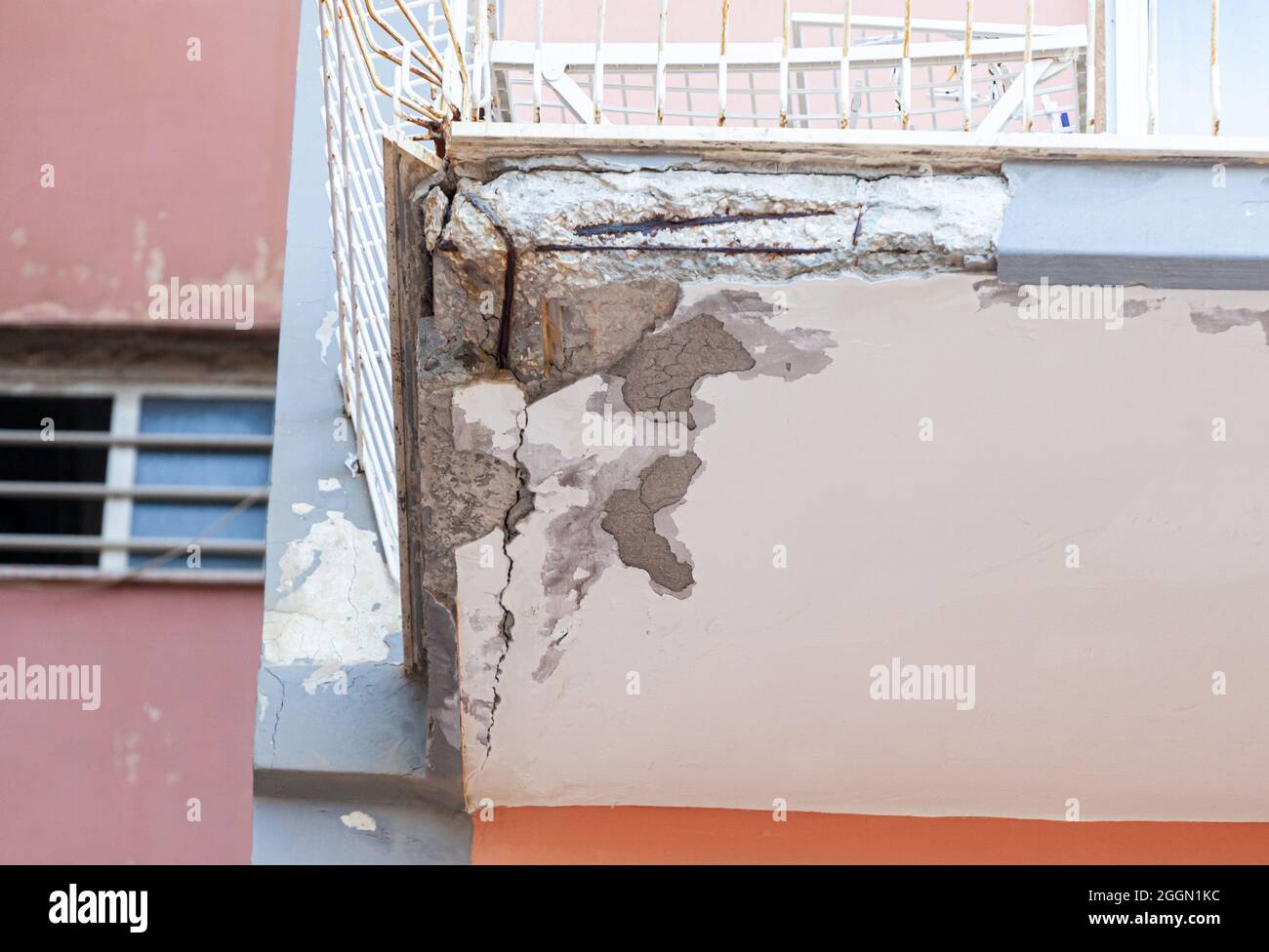 Balkone mit gerissenen Beton und rostigen Eisen Renovierung erfordert. Stockfoto