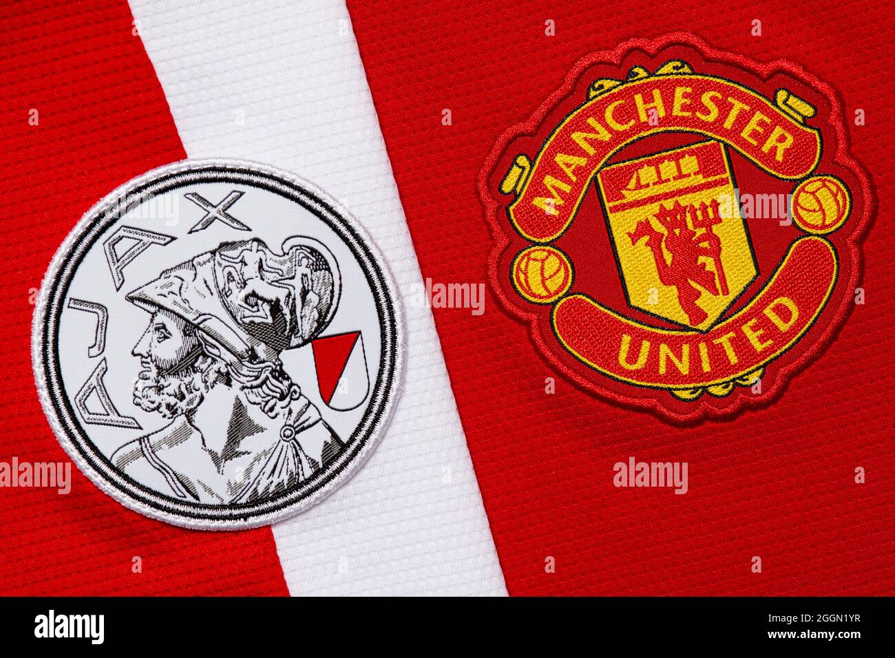 Nahaufnahme des Manchester United & Ajax Vereinswappens. Stockfoto