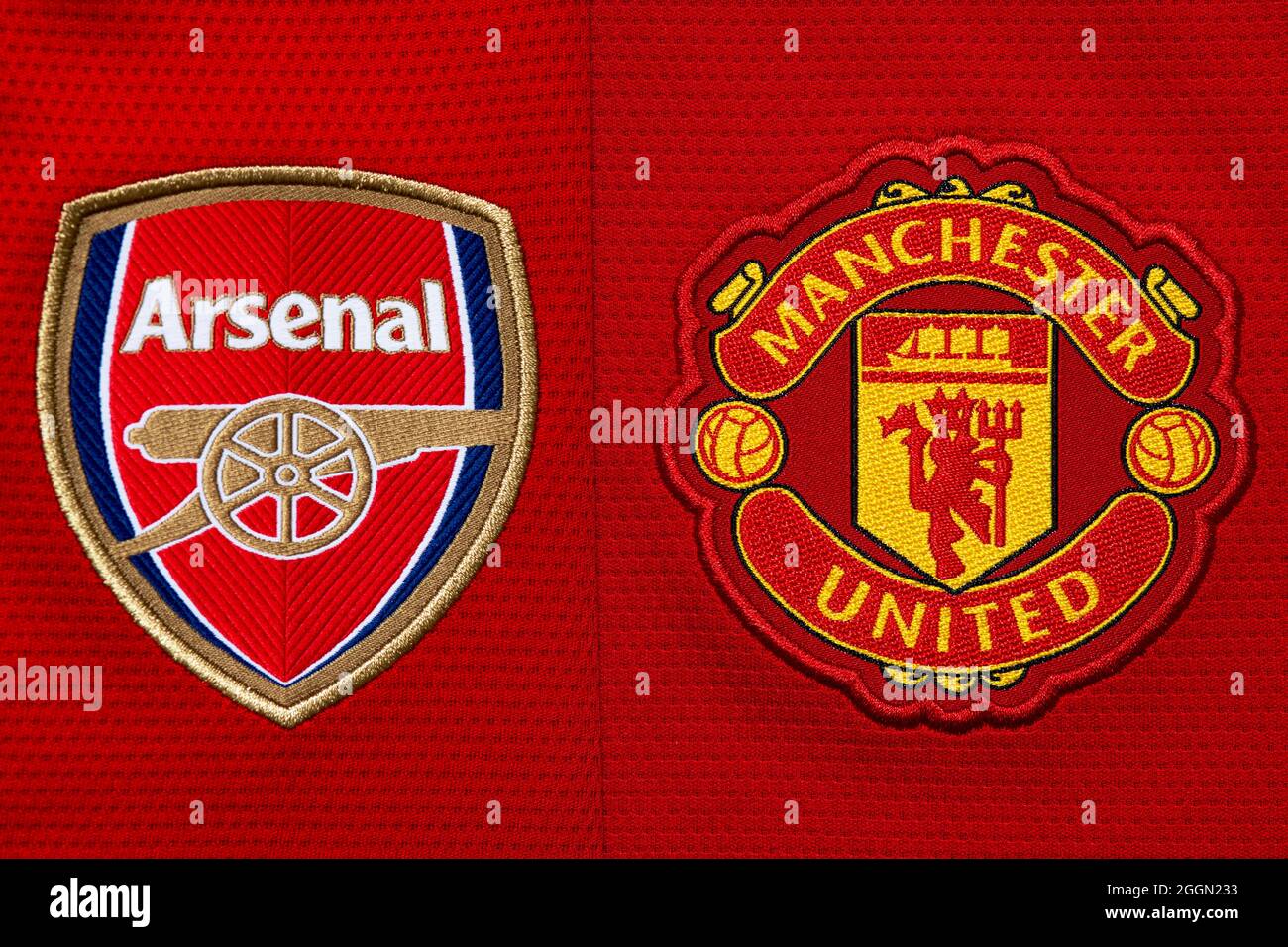 Nahaufnahme des Vereinswappens von Manchester United & Arsenal. Stockfoto