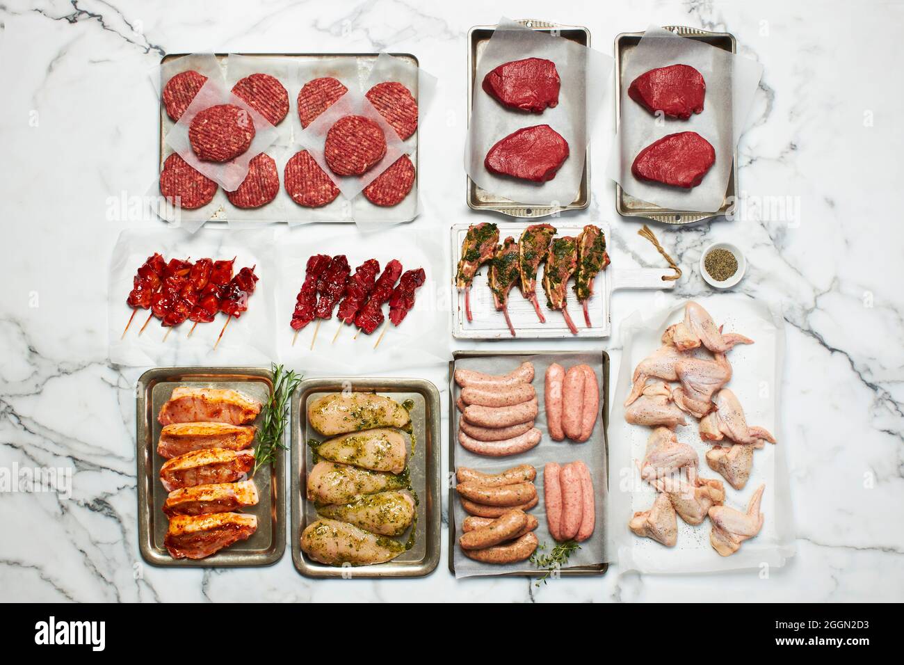 Verschiedene Fleischstücke auf Marmorboden Stockfoto