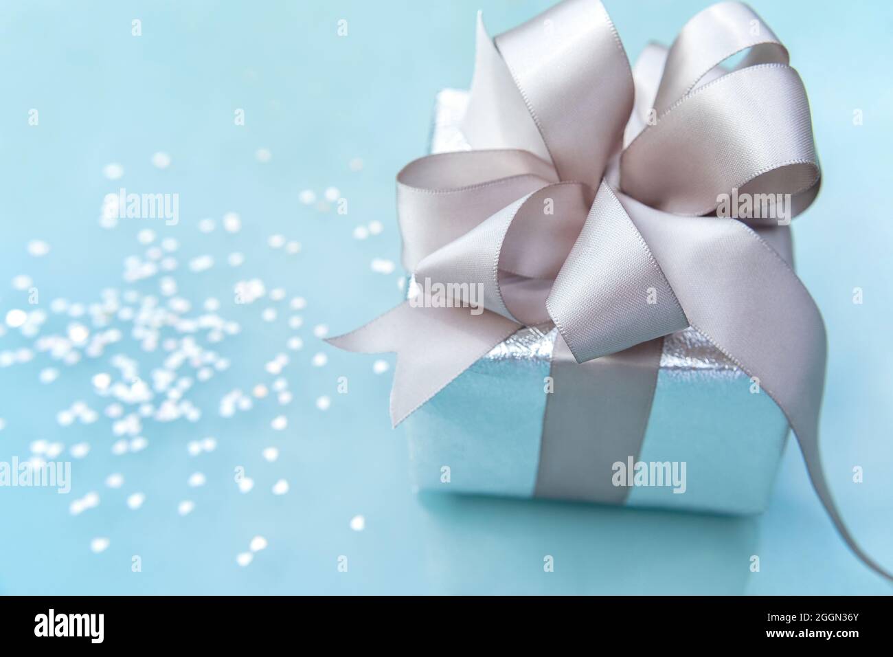 Silberne Geschenkbox Stockfoto