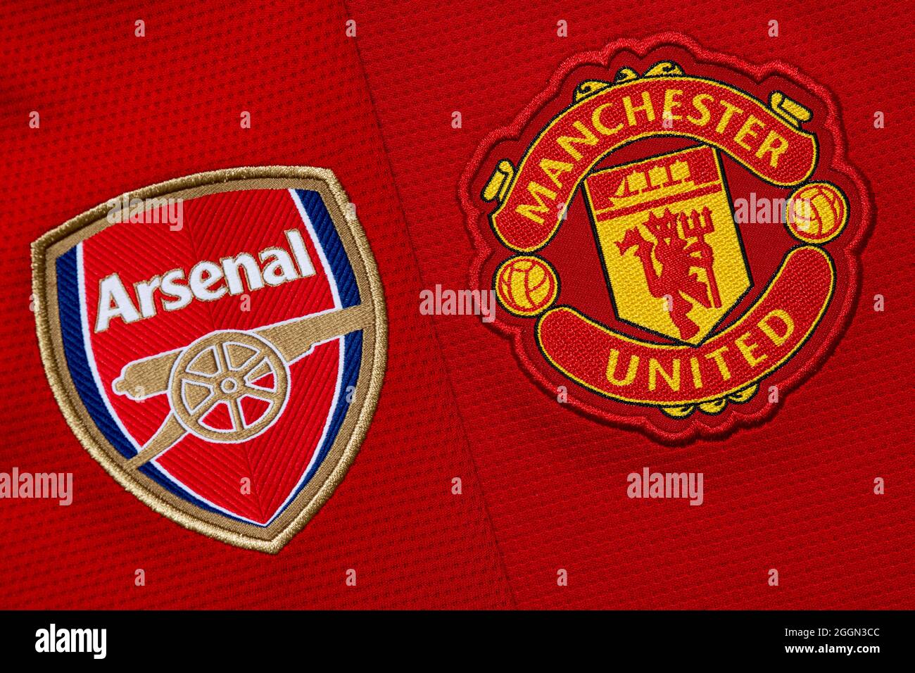 Nahaufnahme des Vereinswappens von Manchester United & Arsenal. Stockfoto