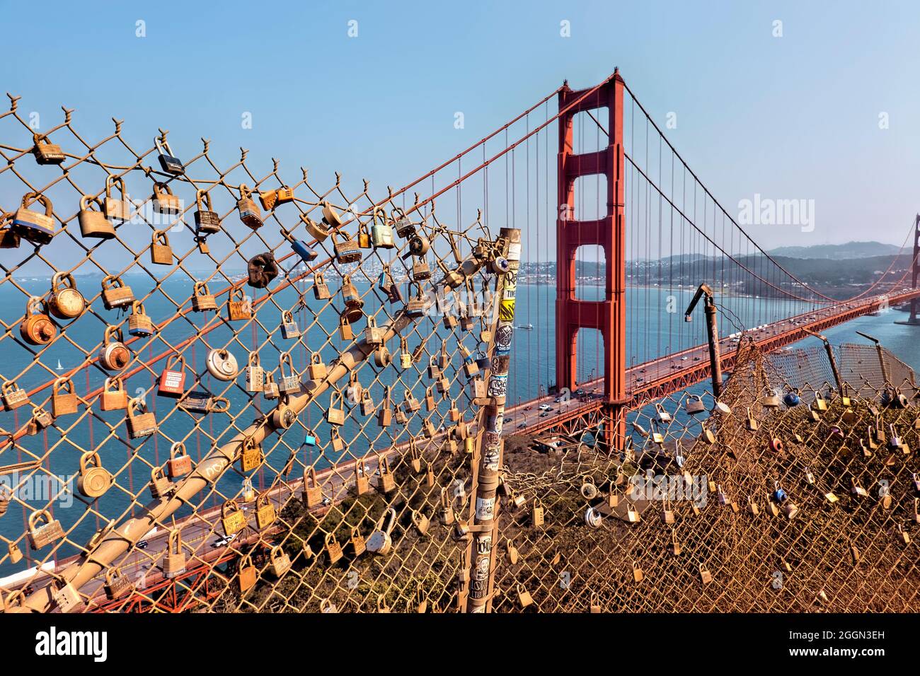 Liebesschlösser mit Blick auf die Golden Gate Bridge, San Francisco, Kalifornien, USA Stockfoto